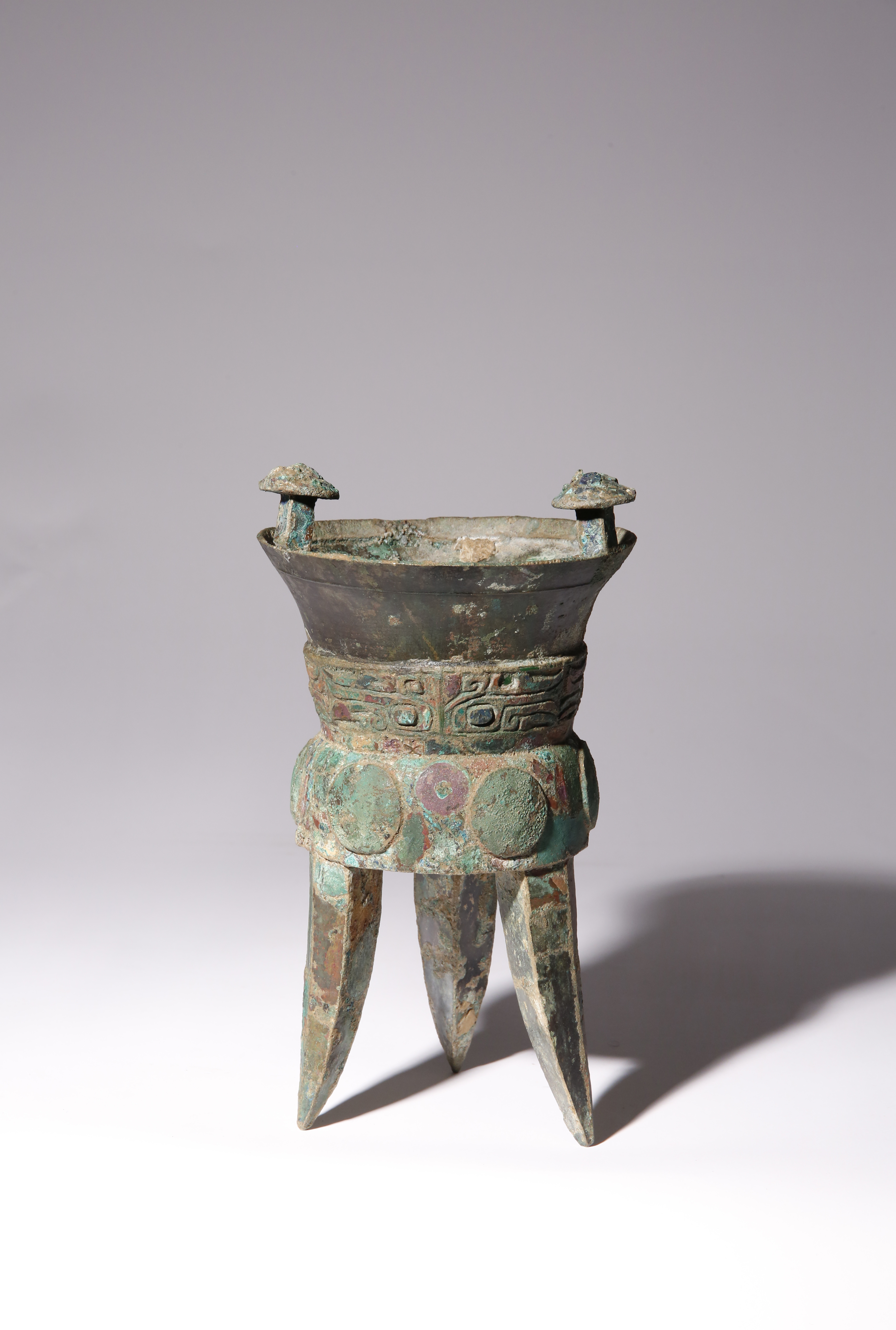 A CHINESE ARCHAISTIC BRONZE TRIPOD WINE VESSEL, JIA SHANG DYNASTY OR LATER Raised on three blade- - Image 2 of 2