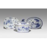 A CHINESE BLUE AND WHITE TUREEN, AN ASSOCIATED COVER AND TWO DISHES 18TH CENTURY The tureen and