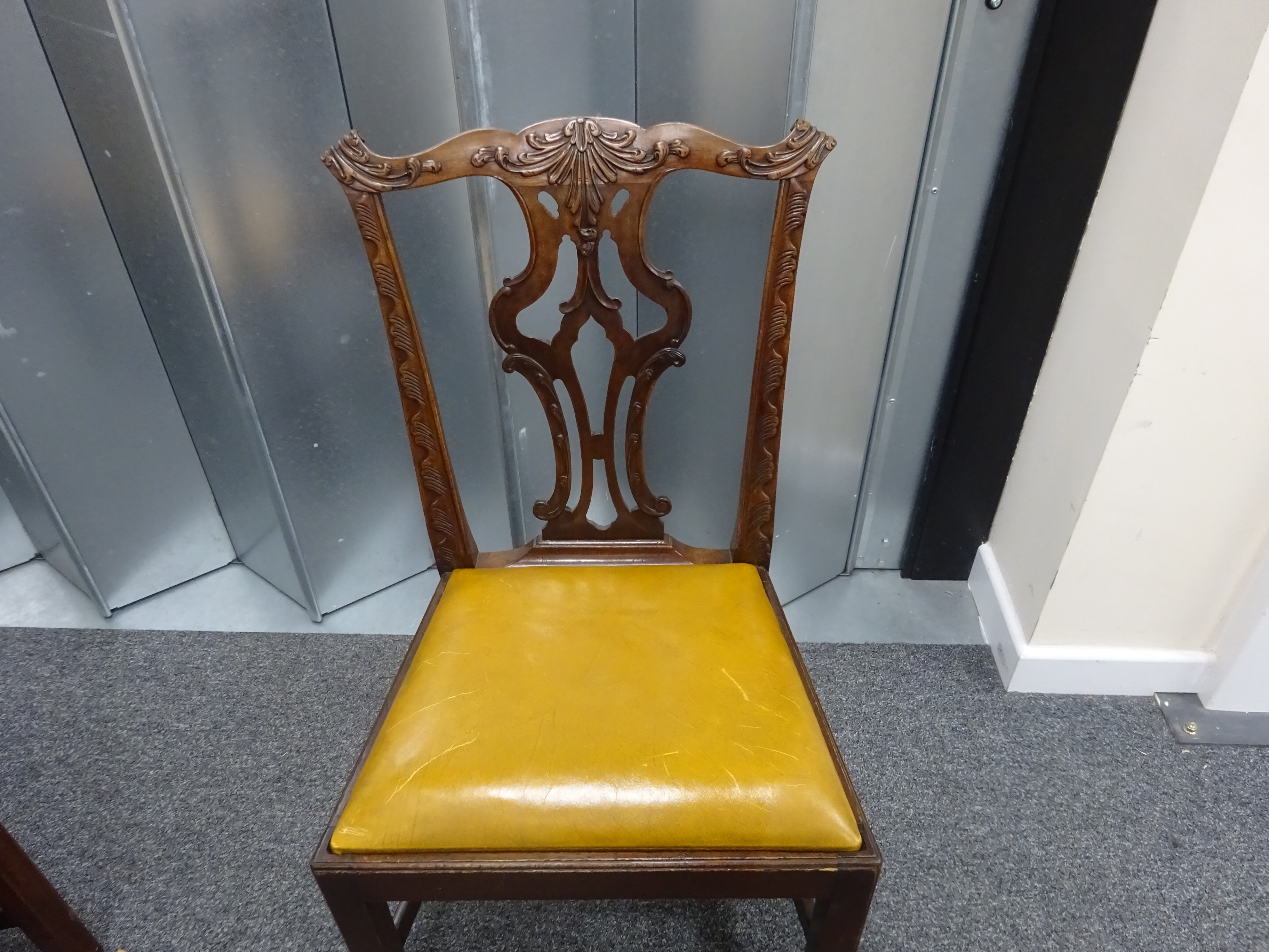 A SET OF SIX EARLY GEORGE III MAHOGANY DINING CHAIRS CHIPPENDALE PERIOD, C.1760-70 each with a - Bild 23 aus 73