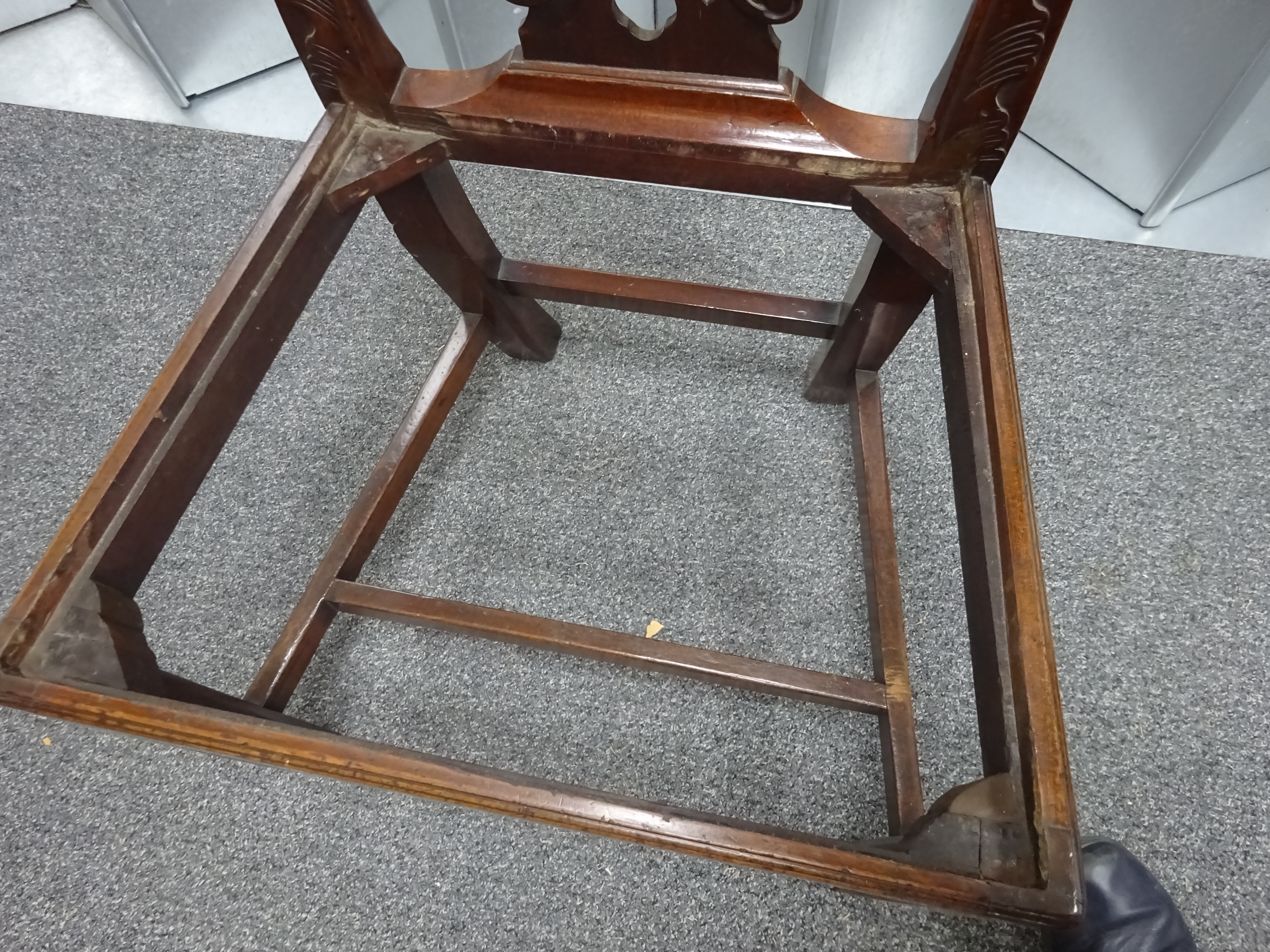 A SET OF SIX EARLY GEORGE III MAHOGANY DINING CHAIRS CHIPPENDALE PERIOD, C.1760-70 each with a - Bild 33 aus 73