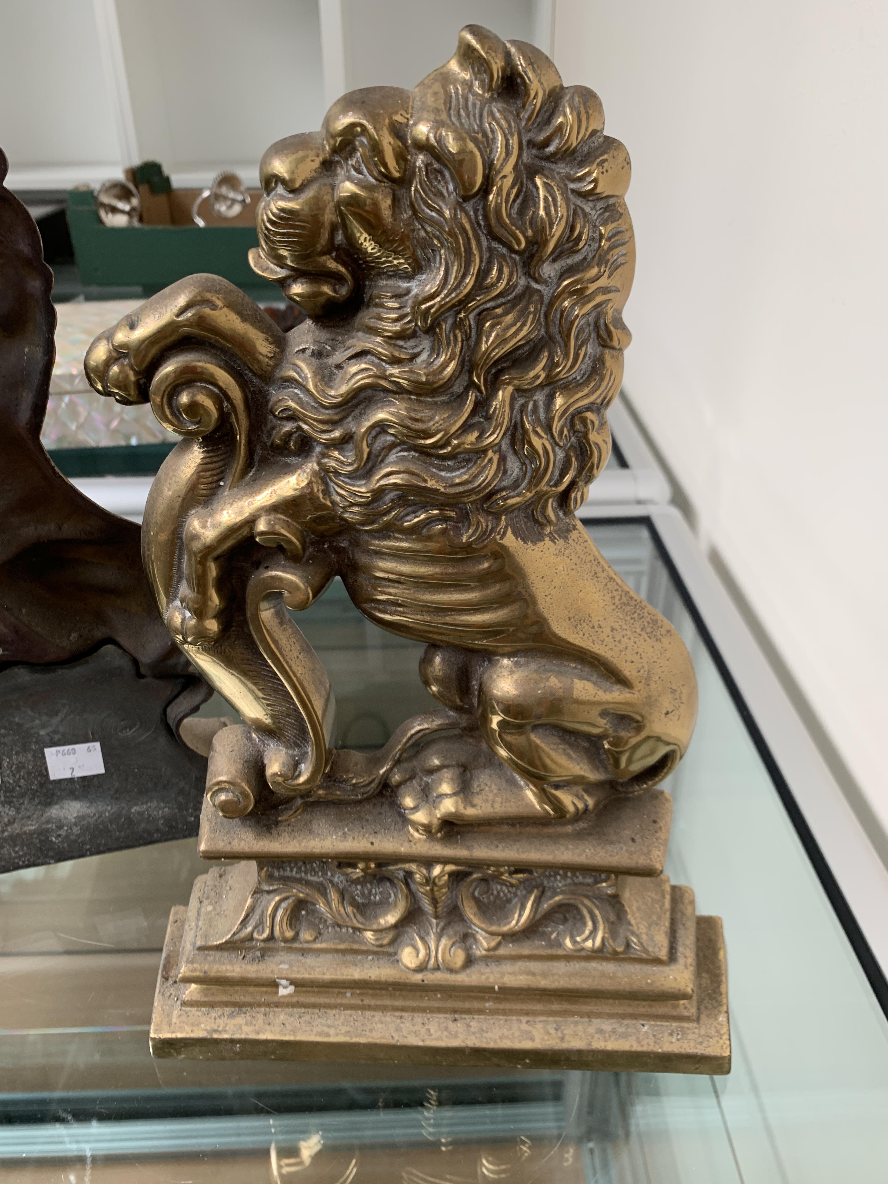 A PAIR OF VICTORIAN BRASS RAMPANT LION DOORSTOPS C.1870 facing left and right, with their front paws - Bild 9 aus 14