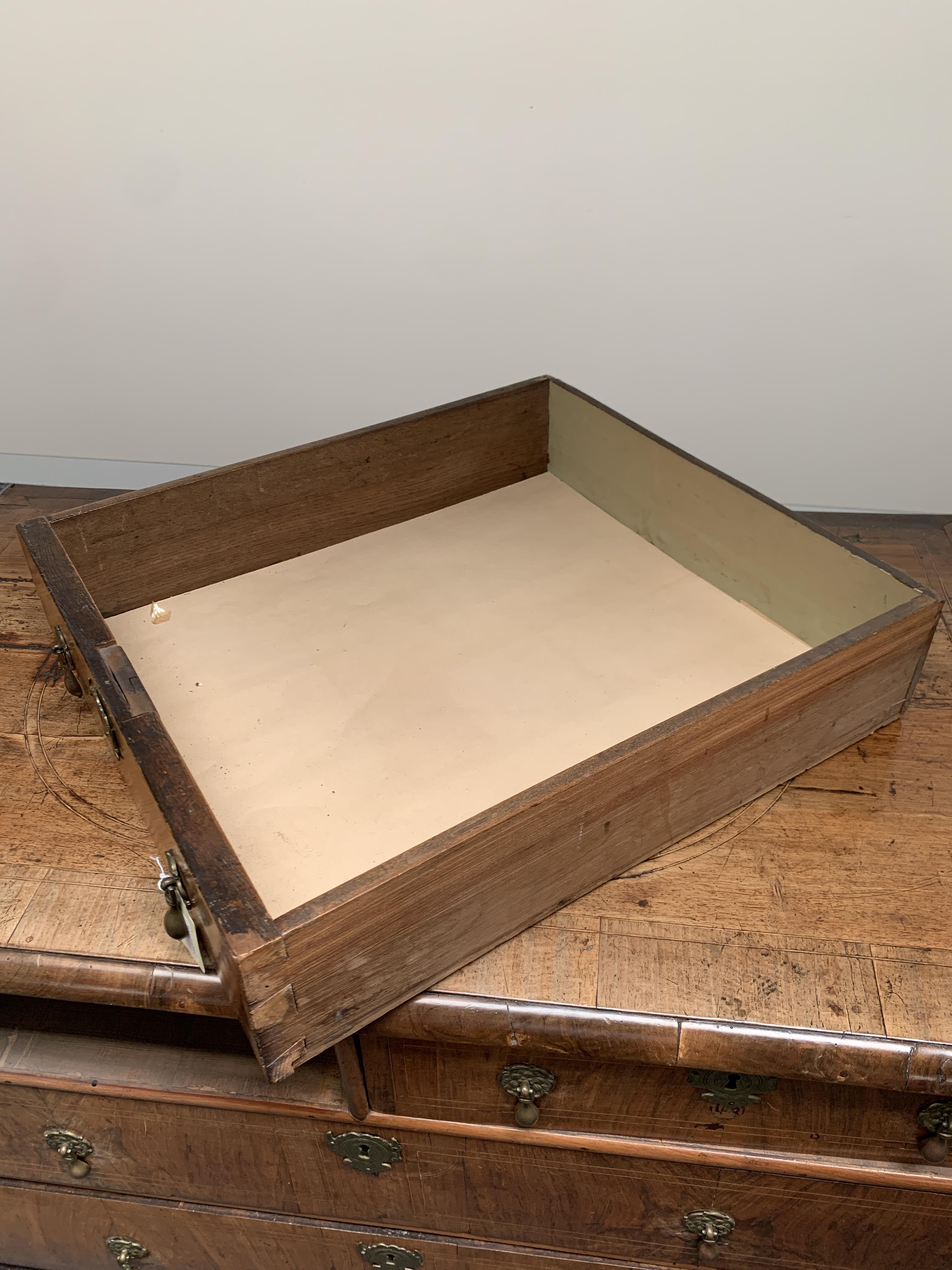 A QUEEN ANNE WALNUT CHEST EARLY 18TH CENTURY inlaid with boxwood stringing, the quarter veneered - Bild 11 aus 16