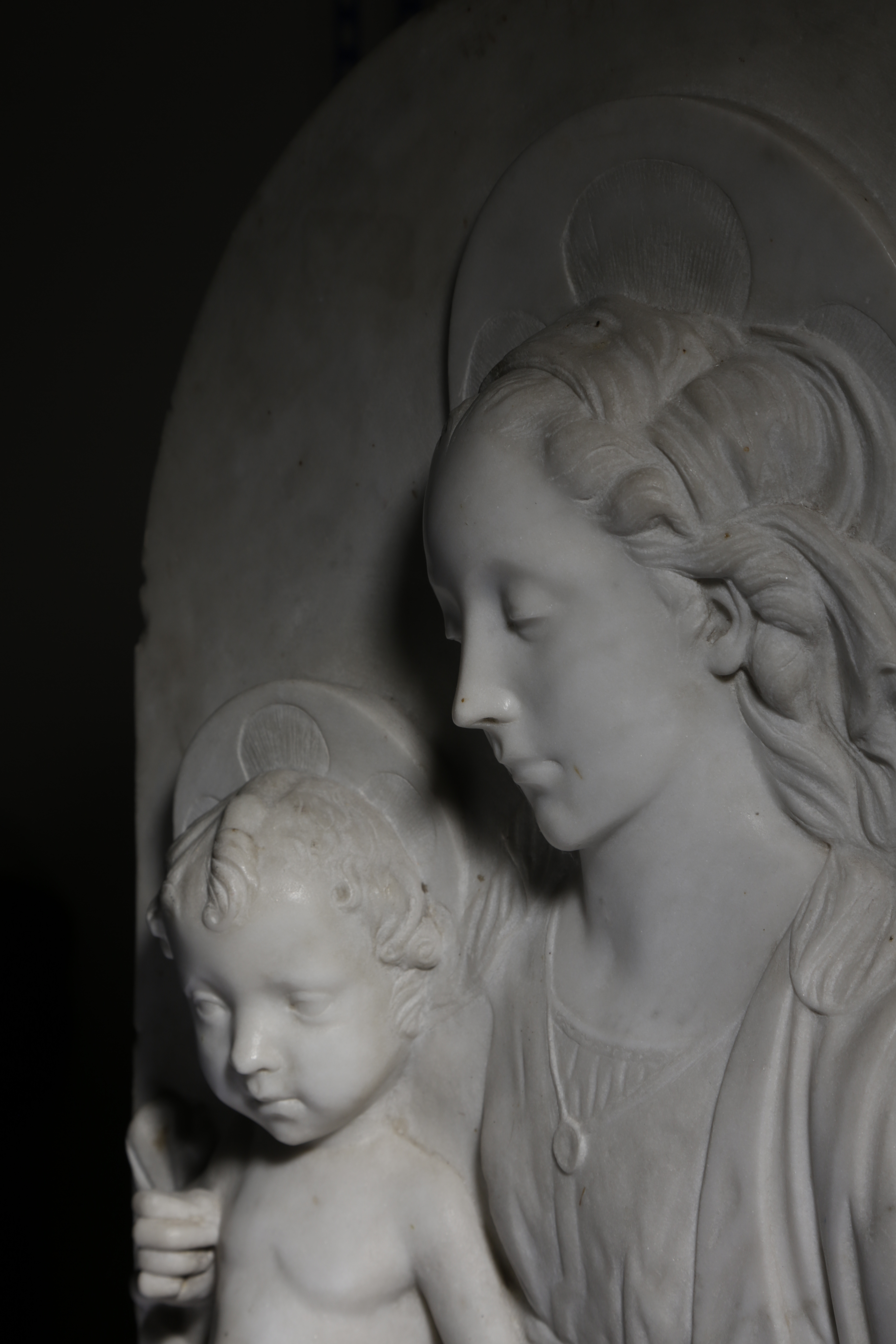 AN ITALIAN MARBLE RELIEF OF THE MADONNA AND CHILD AFTER VERROCCHIO, ATTRIBUTED TO GIOVANNI - Image 4 of 22
