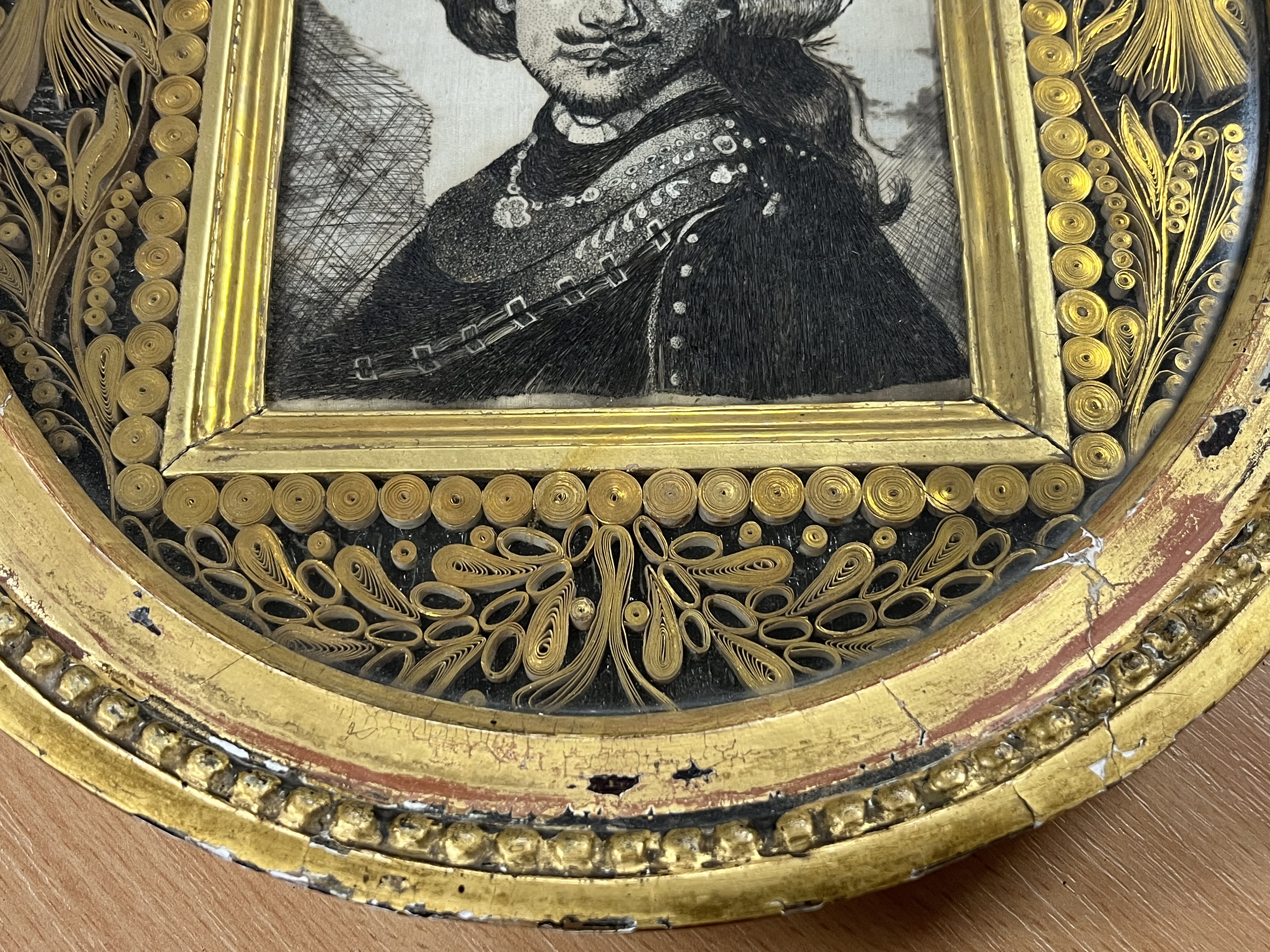 A SILK AND HAIR-WORK PORTRAIT OF A GENTLEMAN LATE 17TH CENTURY AND LATER in a gilt quillwork - Bild 16 aus 24