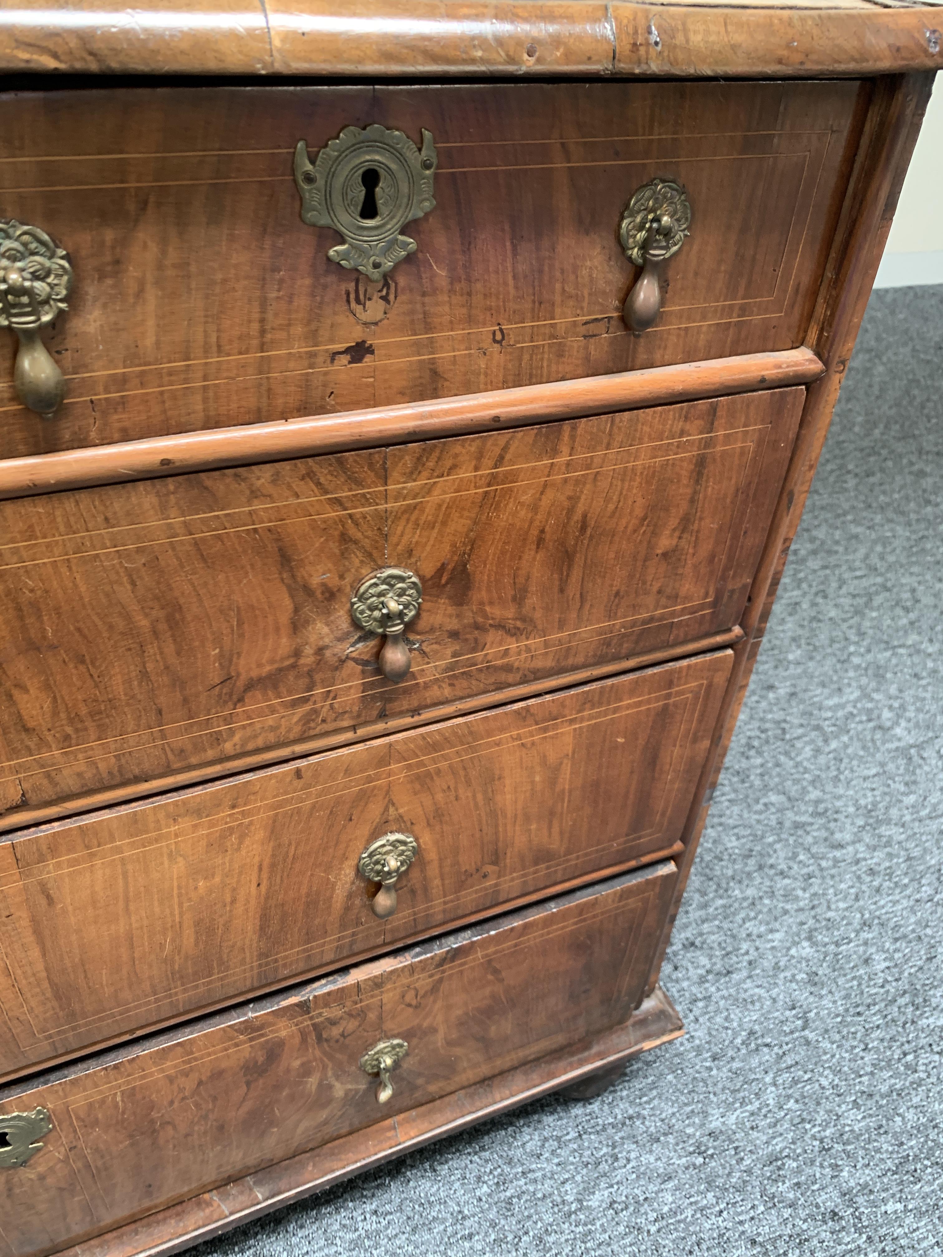 A QUEEN ANNE WALNUT CHEST EARLY 18TH CENTURY inlaid with boxwood stringing, the quarter veneered - Bild 15 aus 16