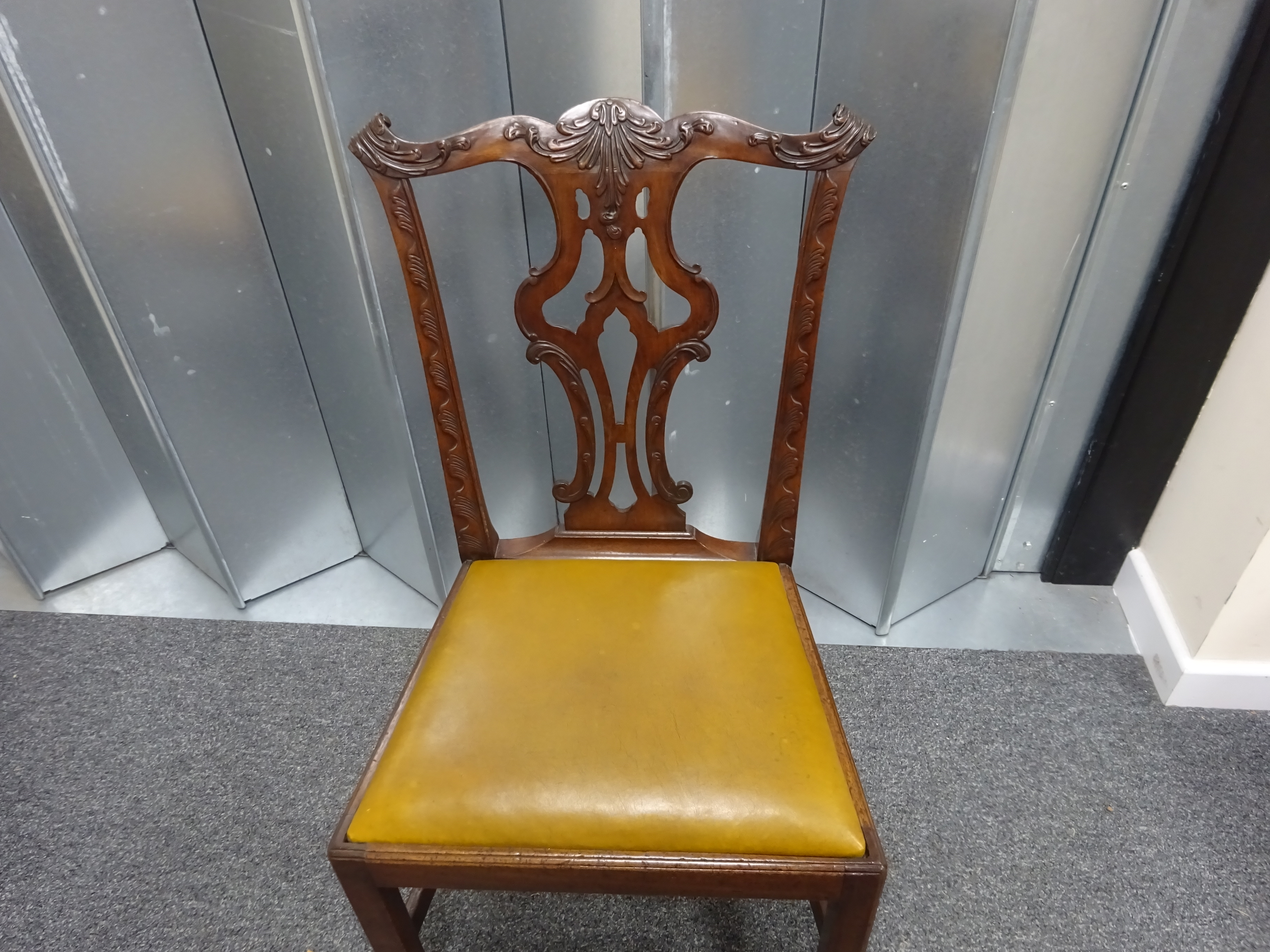 A SET OF SIX EARLY GEORGE III MAHOGANY DINING CHAIRS CHIPPENDALE PERIOD, C.1760-70 each with a - Bild 11 aus 73