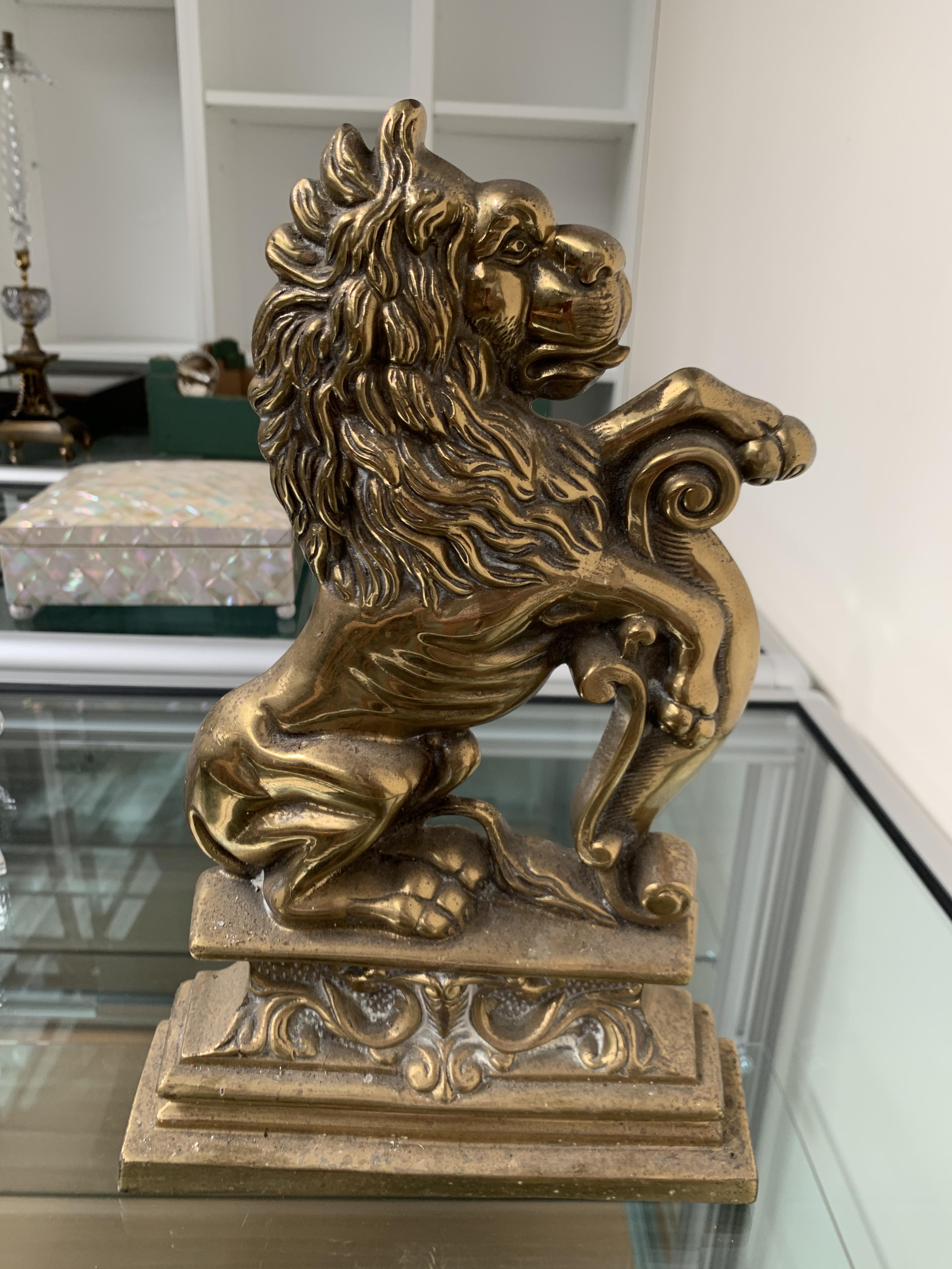 A PAIR OF VICTORIAN BRASS RAMPANT LION DOORSTOPS C.1870 facing left and right, with their front paws - Bild 3 aus 14