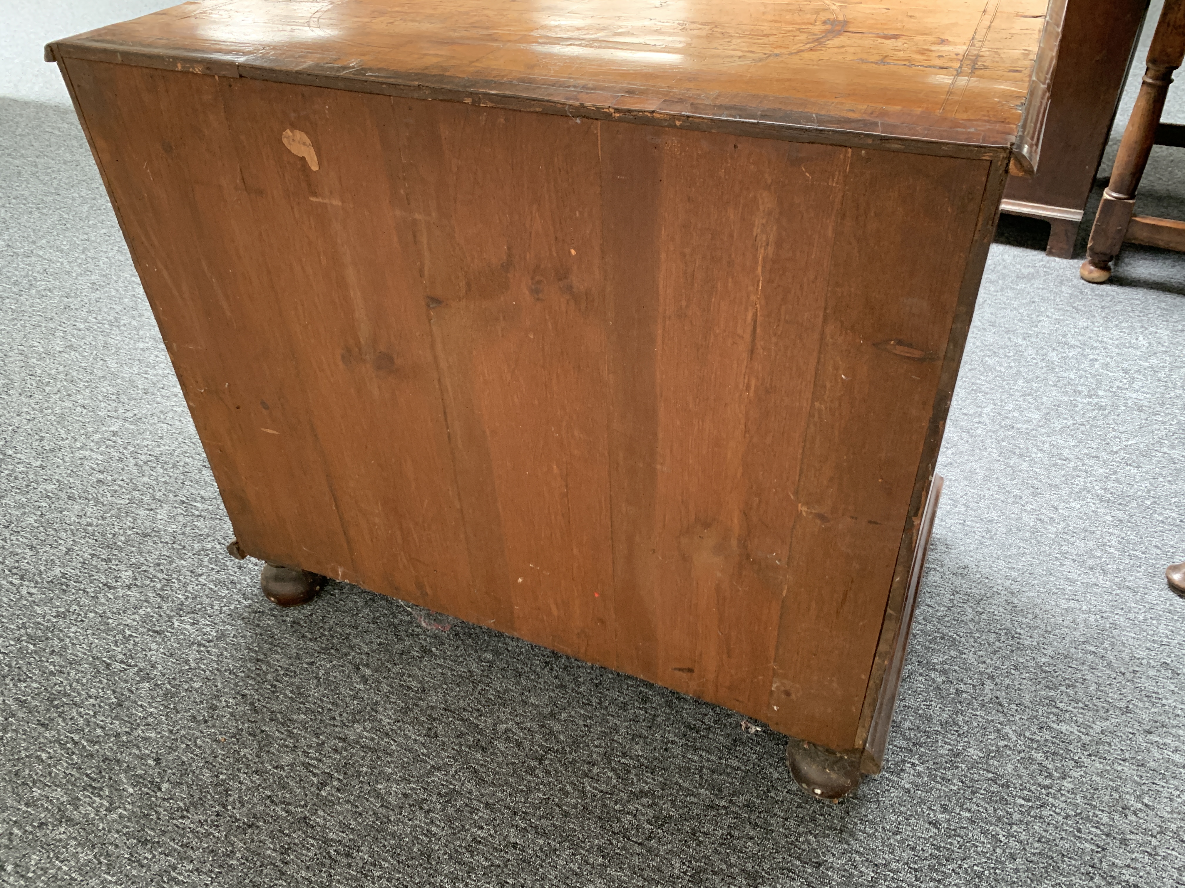 A QUEEN ANNE WALNUT CHEST EARLY 18TH CENTURY inlaid with boxwood stringing, the quarter veneered - Bild 10 aus 16