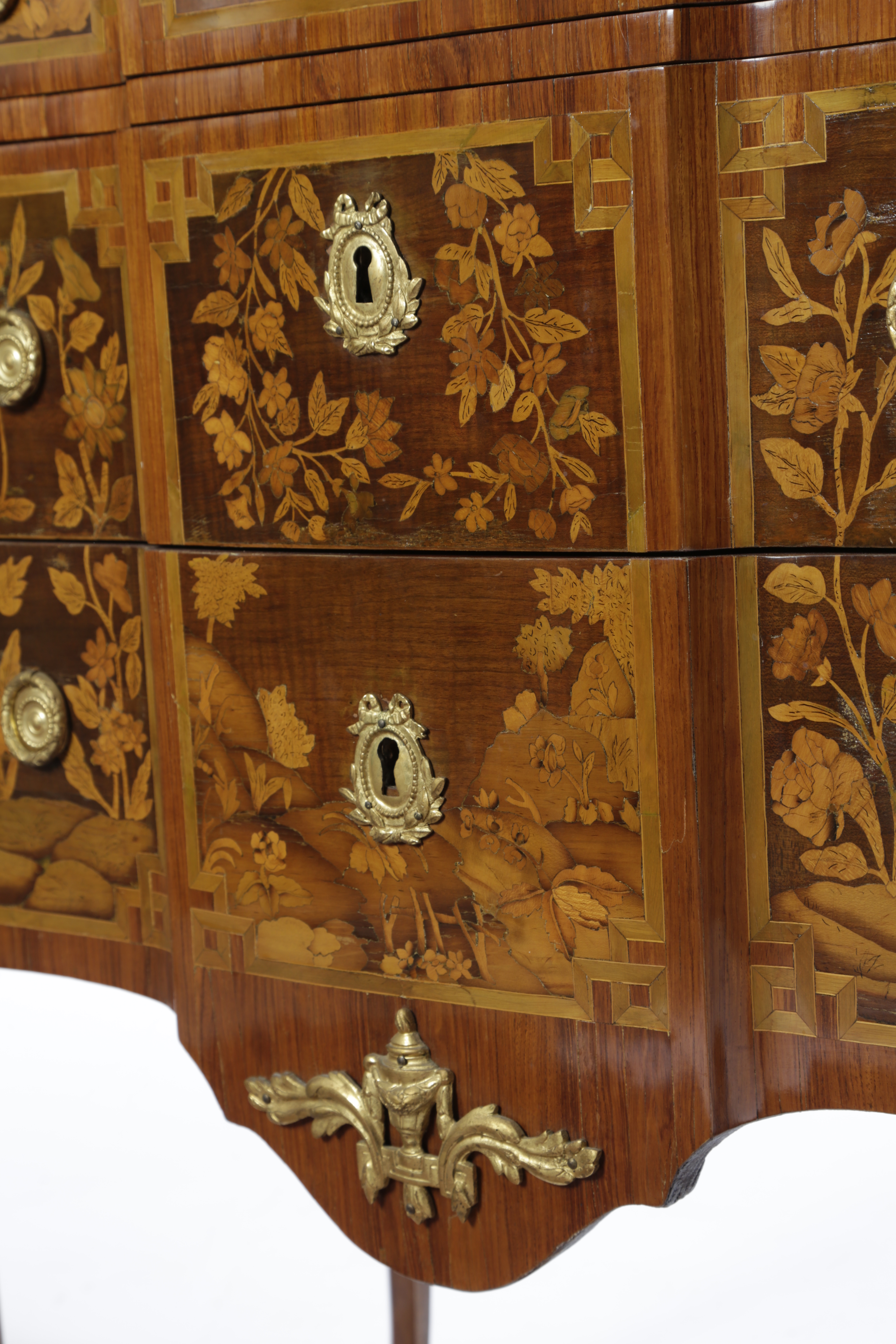 A FRENCH KINGWOOD AND MARQUETRY COMMODE IN TRANSITIONAL STYLE 18TH CENTURY with ormolu mounts and - Bild 2 aus 2