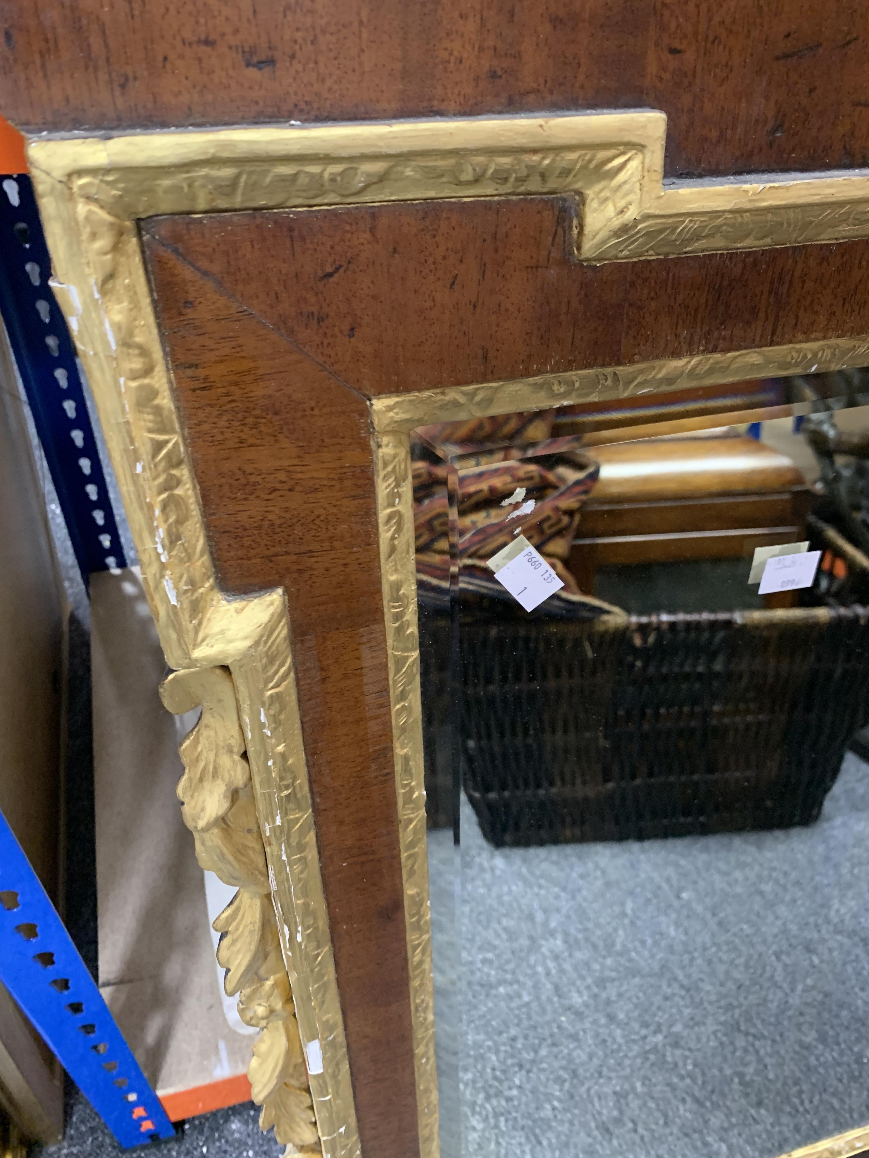 A GEORGE II MAHOGANY AND GILTWOOD WALL MIRROR C.1735-40 the later bevelled plate within a carved - Bild 5 aus 16