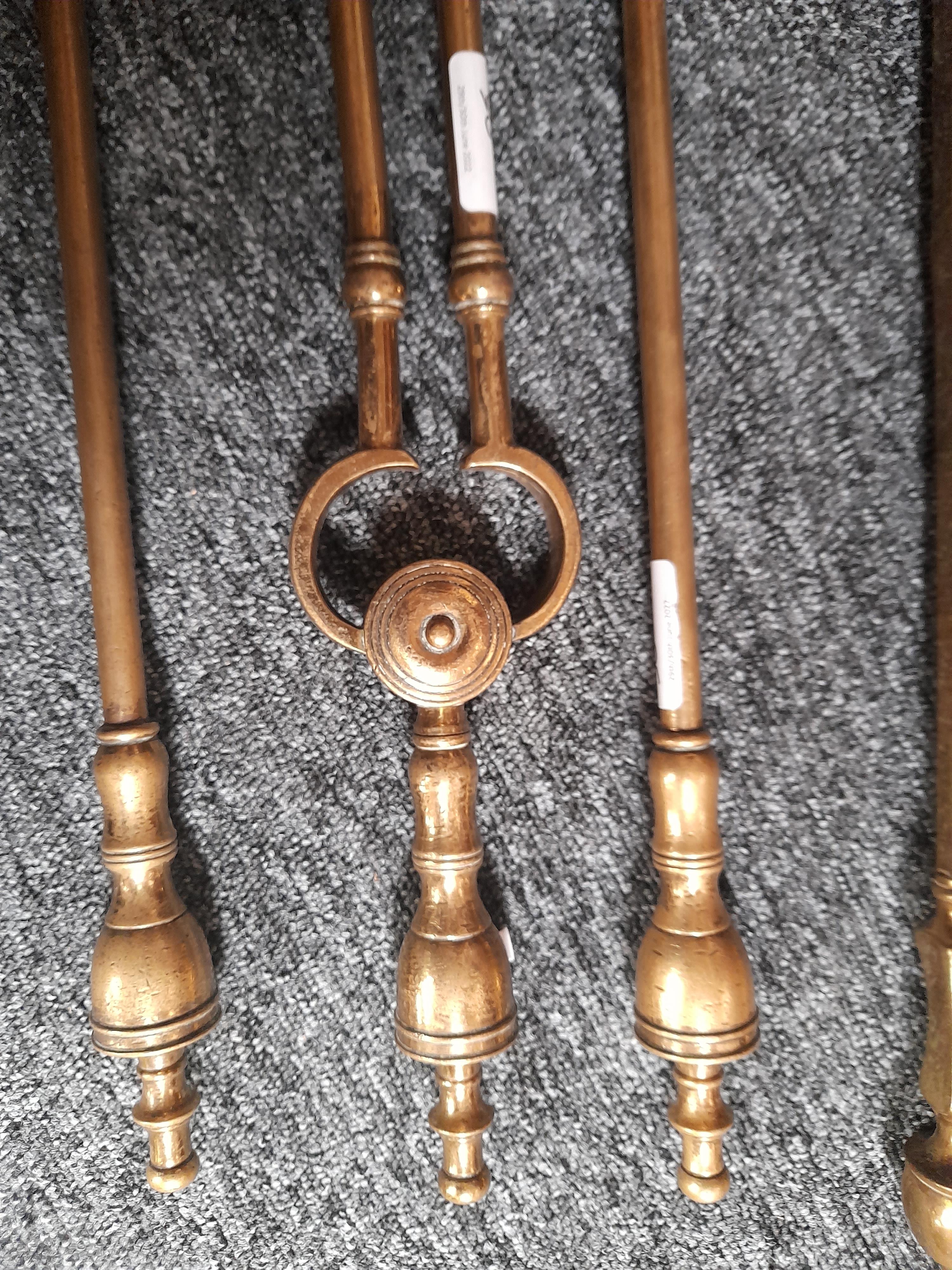 FOUR SETS OF BRASS FIRE IRONS 19TH CENTURY together with a pierced brass fire fender (13) 116.1cm - Bild 13 aus 19