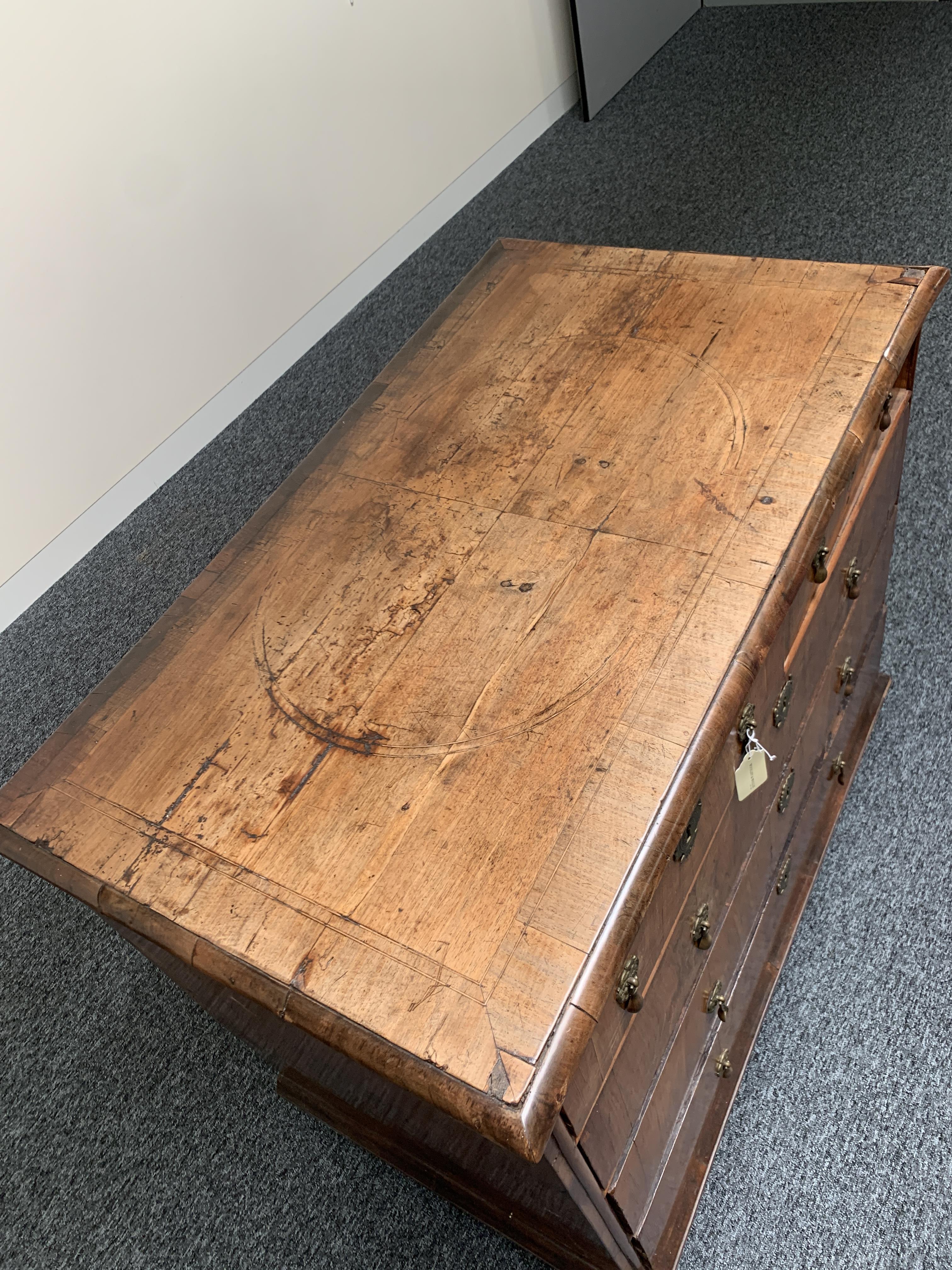 A QUEEN ANNE WALNUT CHEST EARLY 18TH CENTURY inlaid with boxwood stringing, the quarter veneered - Bild 3 aus 16