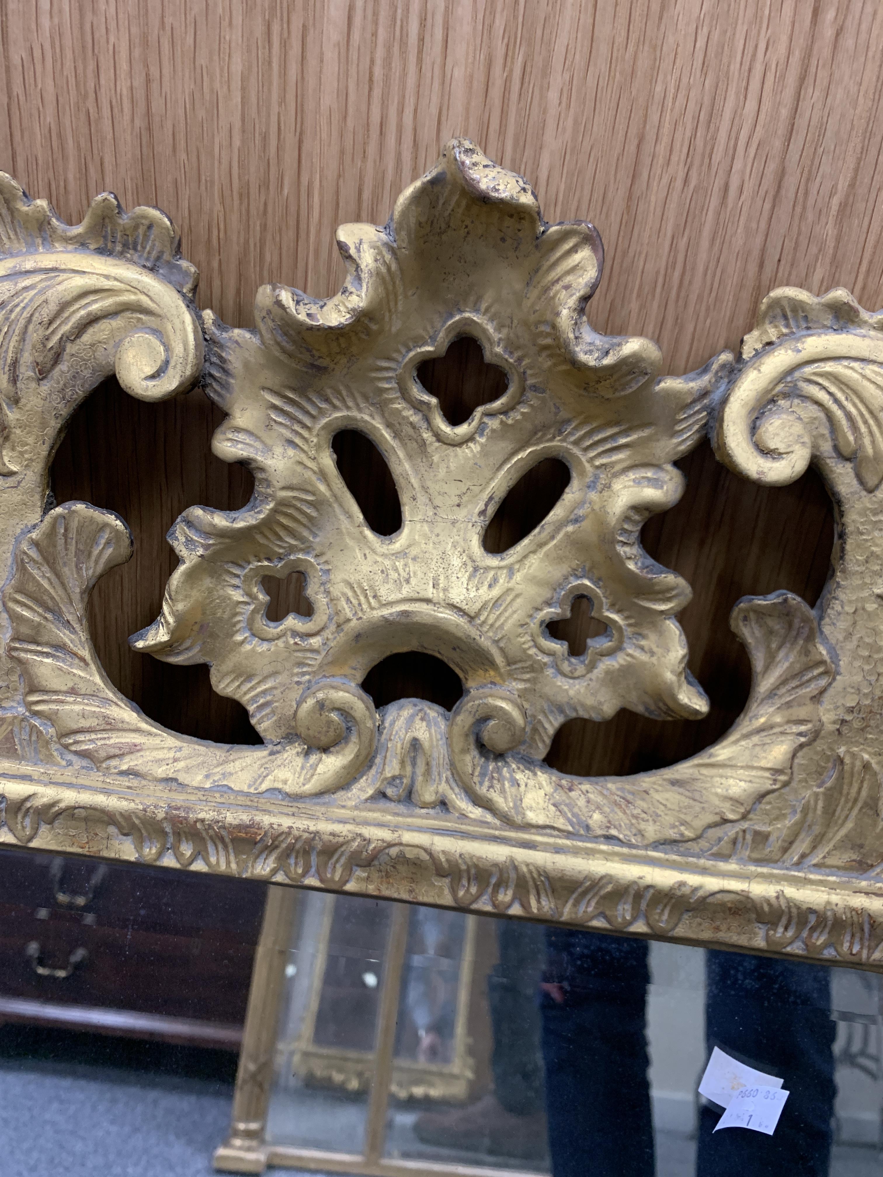 A GEORGE II GILTWOOD WALL MIRROR C.1735 the later arched bevelled plate within a leaf carved - Bild 5 aus 14