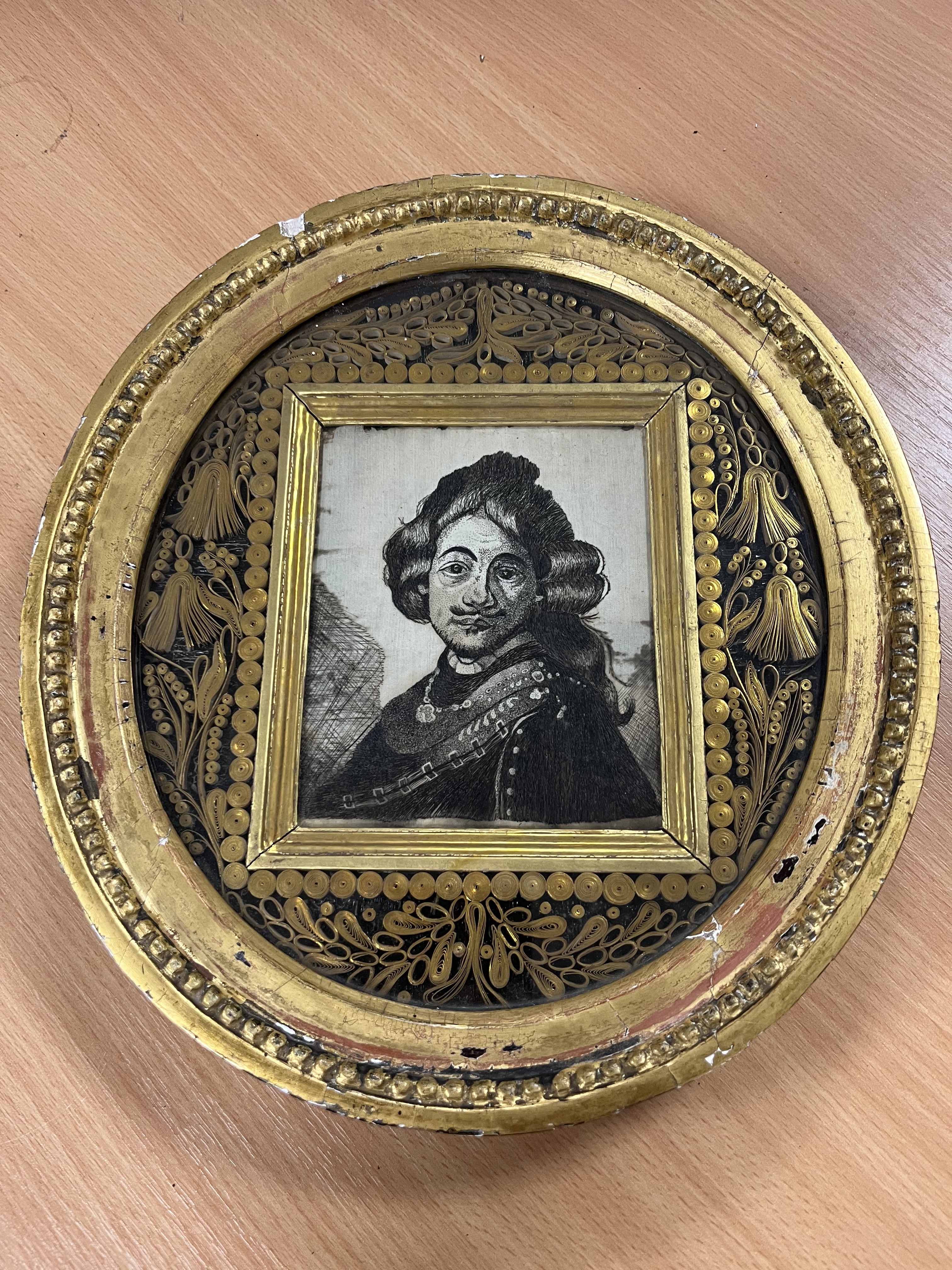 A SILK AND HAIR-WORK PORTRAIT OF A GENTLEMAN LATE 17TH CENTURY AND LATER in a gilt quillwork - Bild 24 aus 24