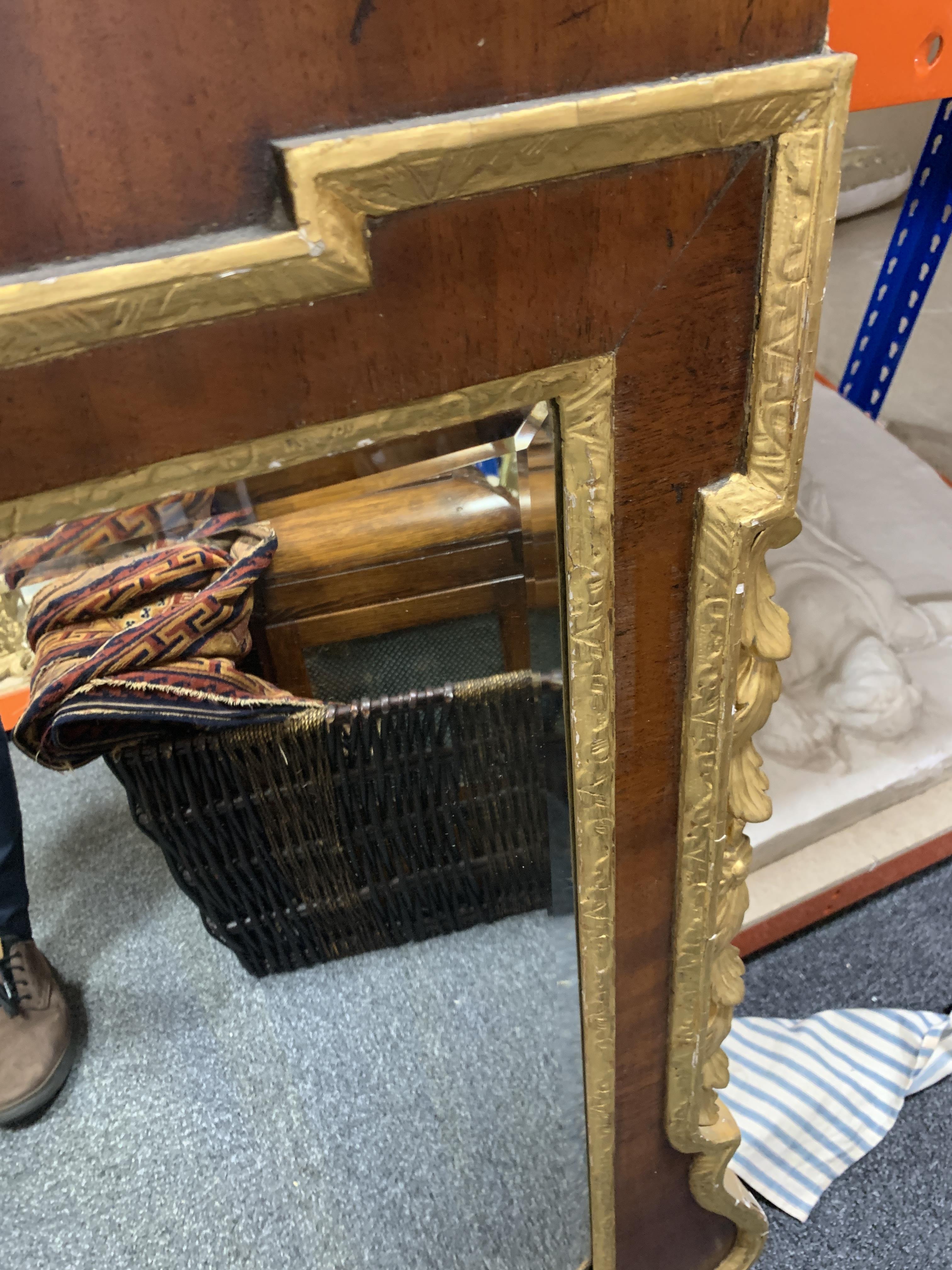 A GEORGE II MAHOGANY AND GILTWOOD WALL MIRROR C.1735-40 the later bevelled plate within a carved - Bild 7 aus 16