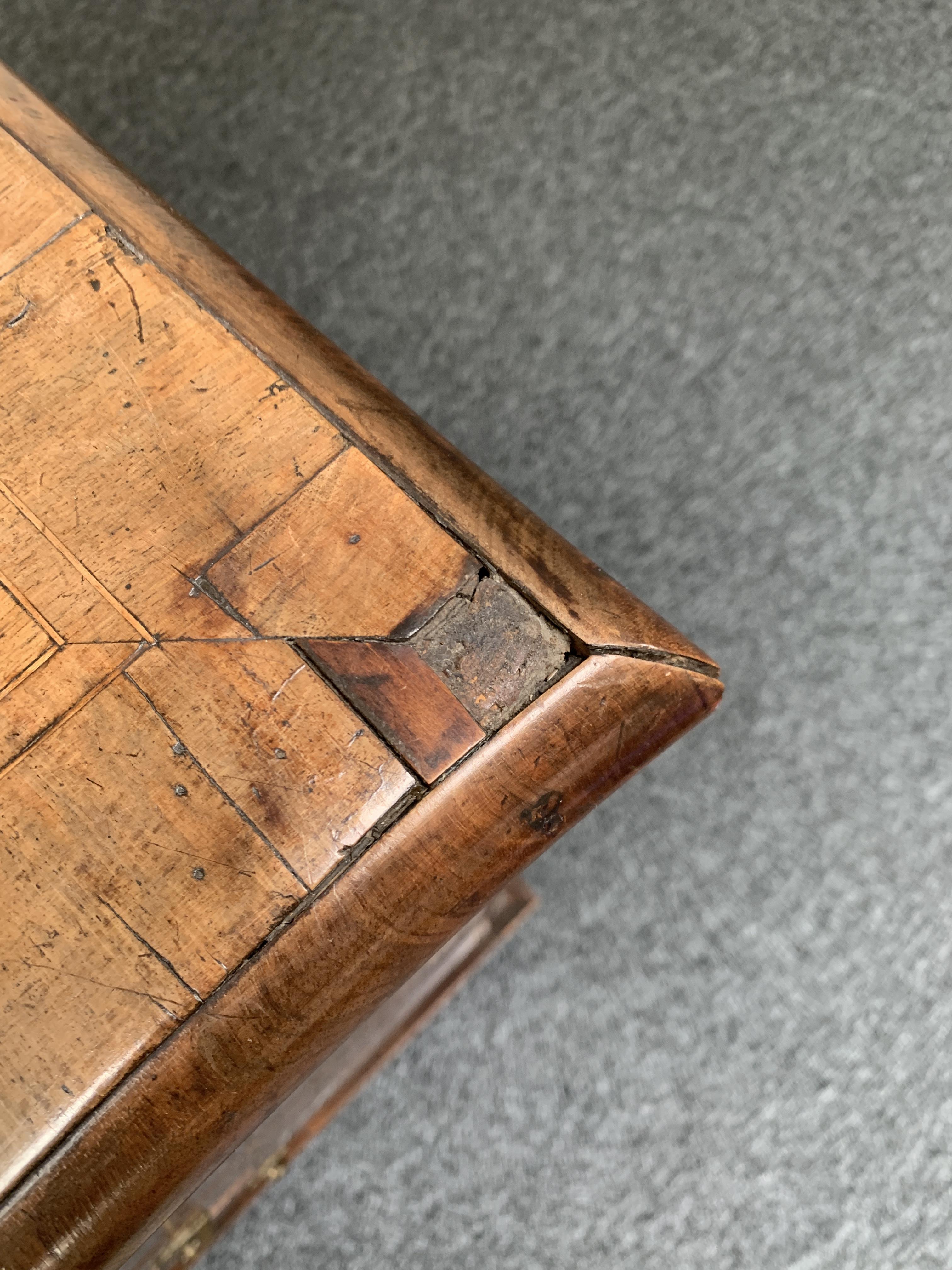 A QUEEN ANNE WALNUT CHEST EARLY 18TH CENTURY inlaid with boxwood stringing, the quarter veneered - Bild 7 aus 16