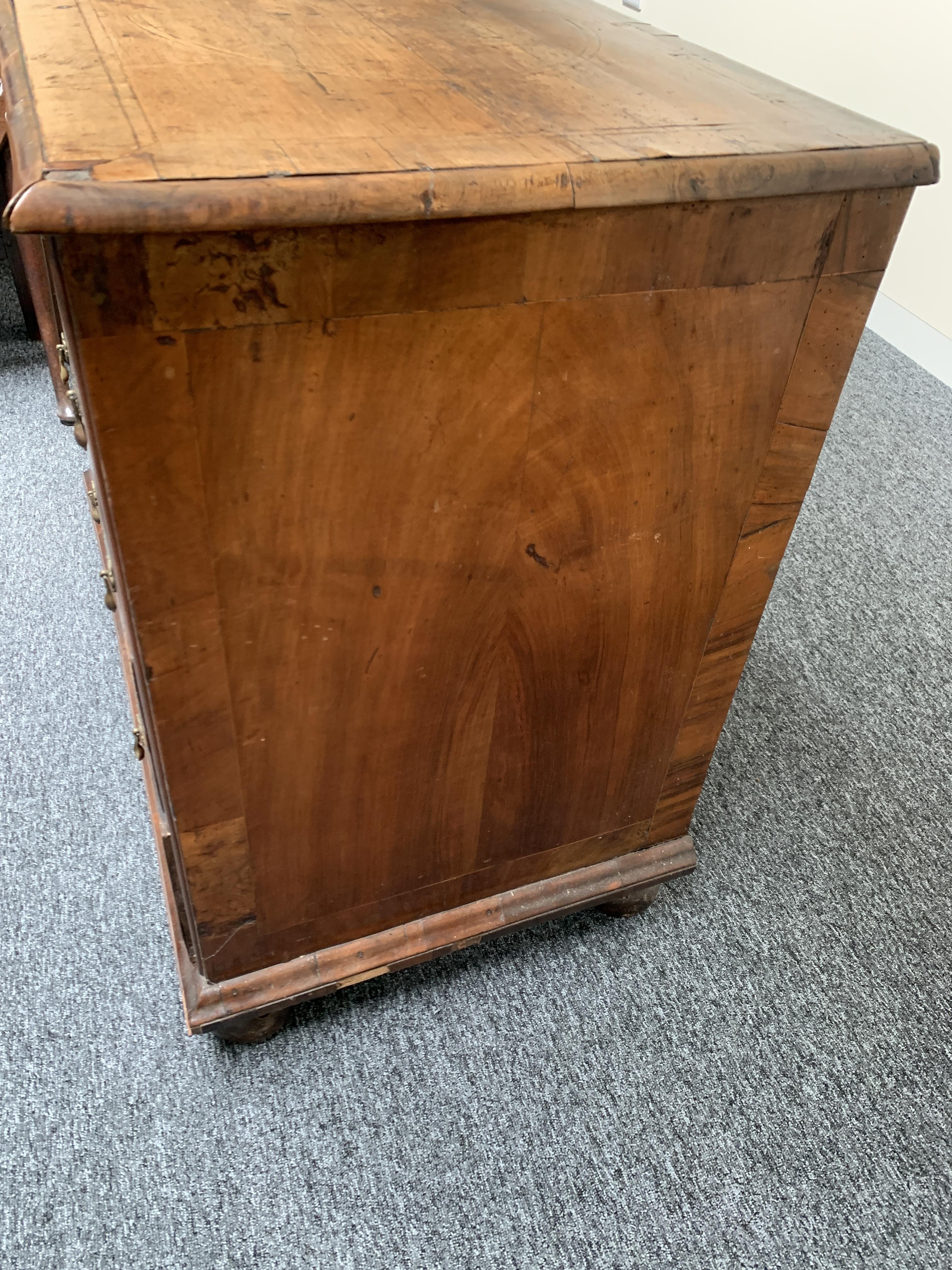 A QUEEN ANNE WALNUT CHEST EARLY 18TH CENTURY inlaid with boxwood stringing, the quarter veneered - Bild 8 aus 16