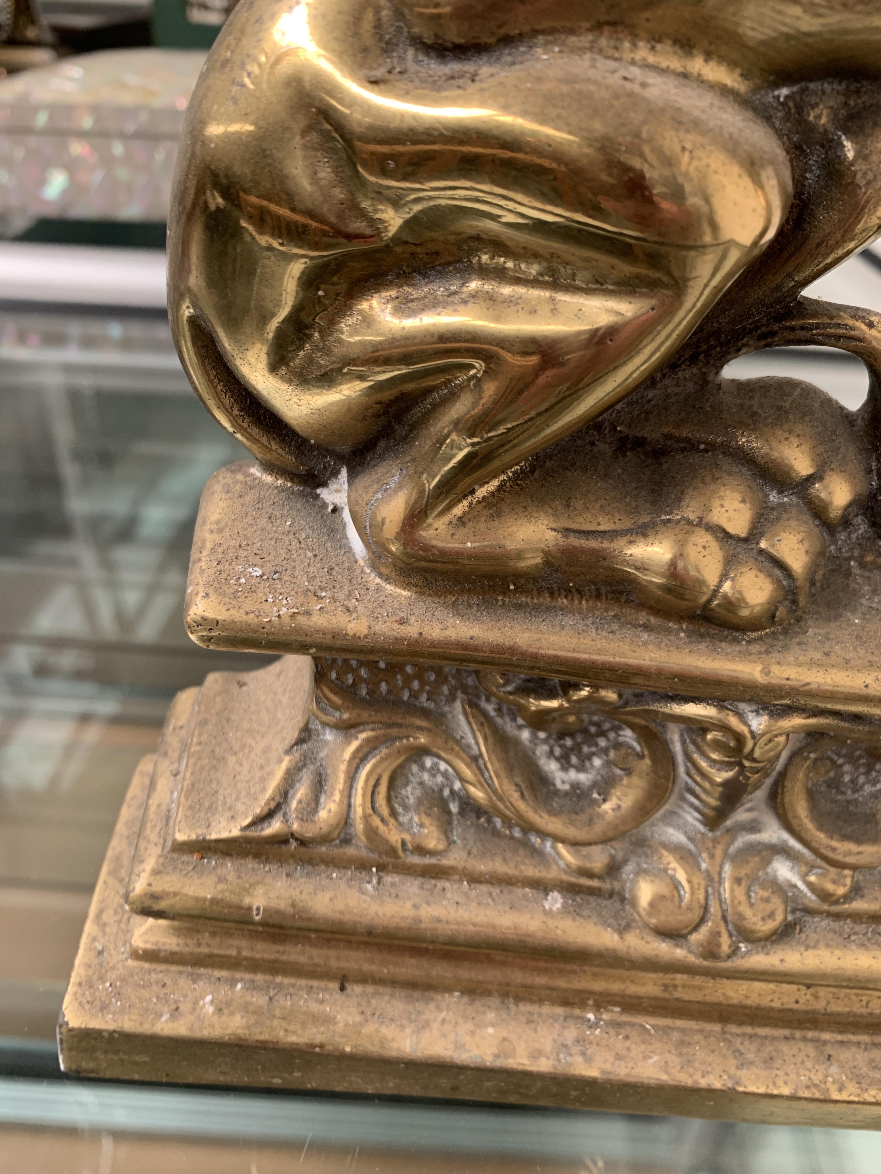 A PAIR OF VICTORIAN BRASS RAMPANT LION DOORSTOPS C.1870 facing left and right, with their front paws - Bild 5 aus 14