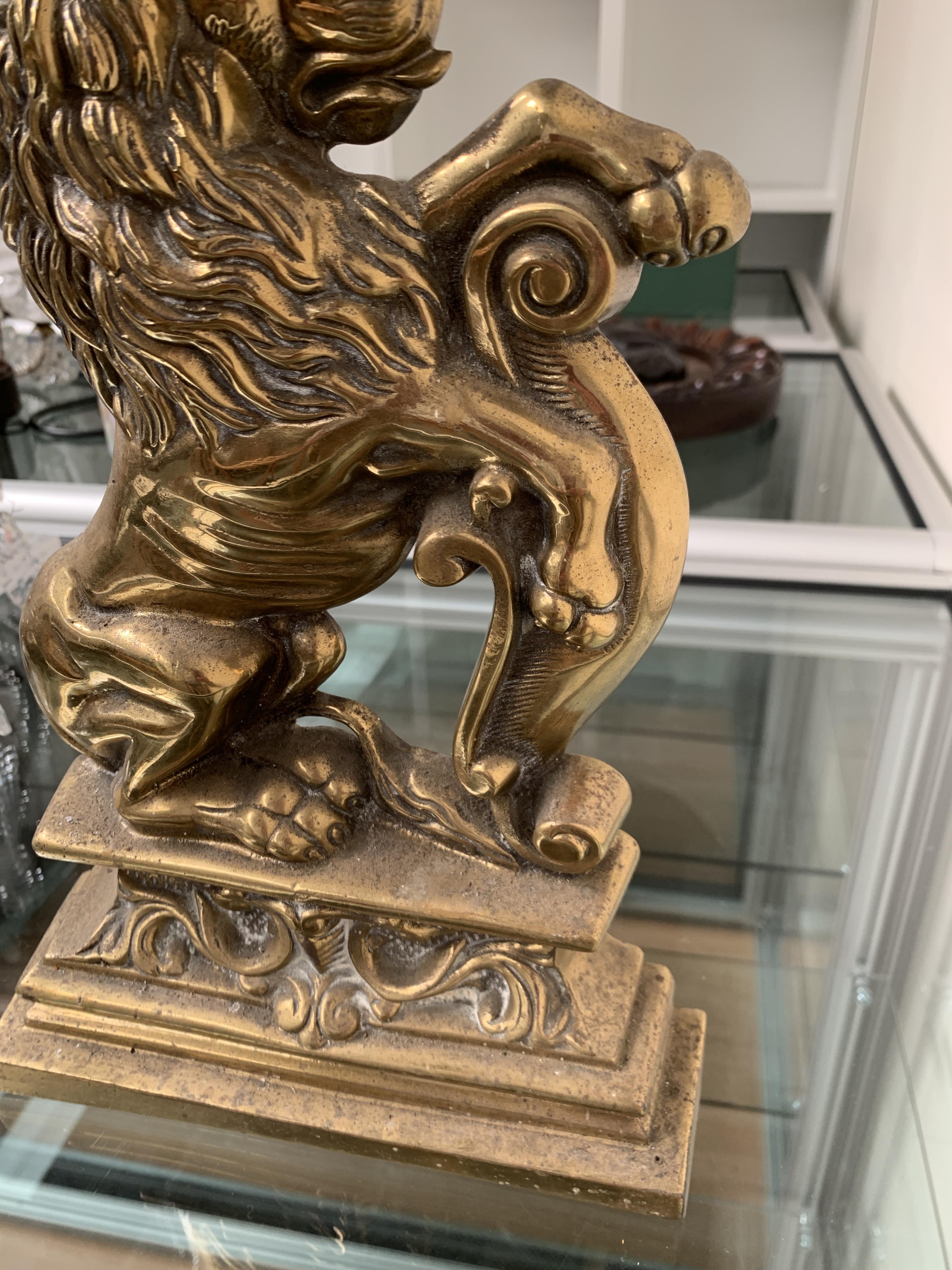 A PAIR OF VICTORIAN BRASS RAMPANT LION DOORSTOPS C.1870 facing left and right, with their front paws - Bild 7 aus 14