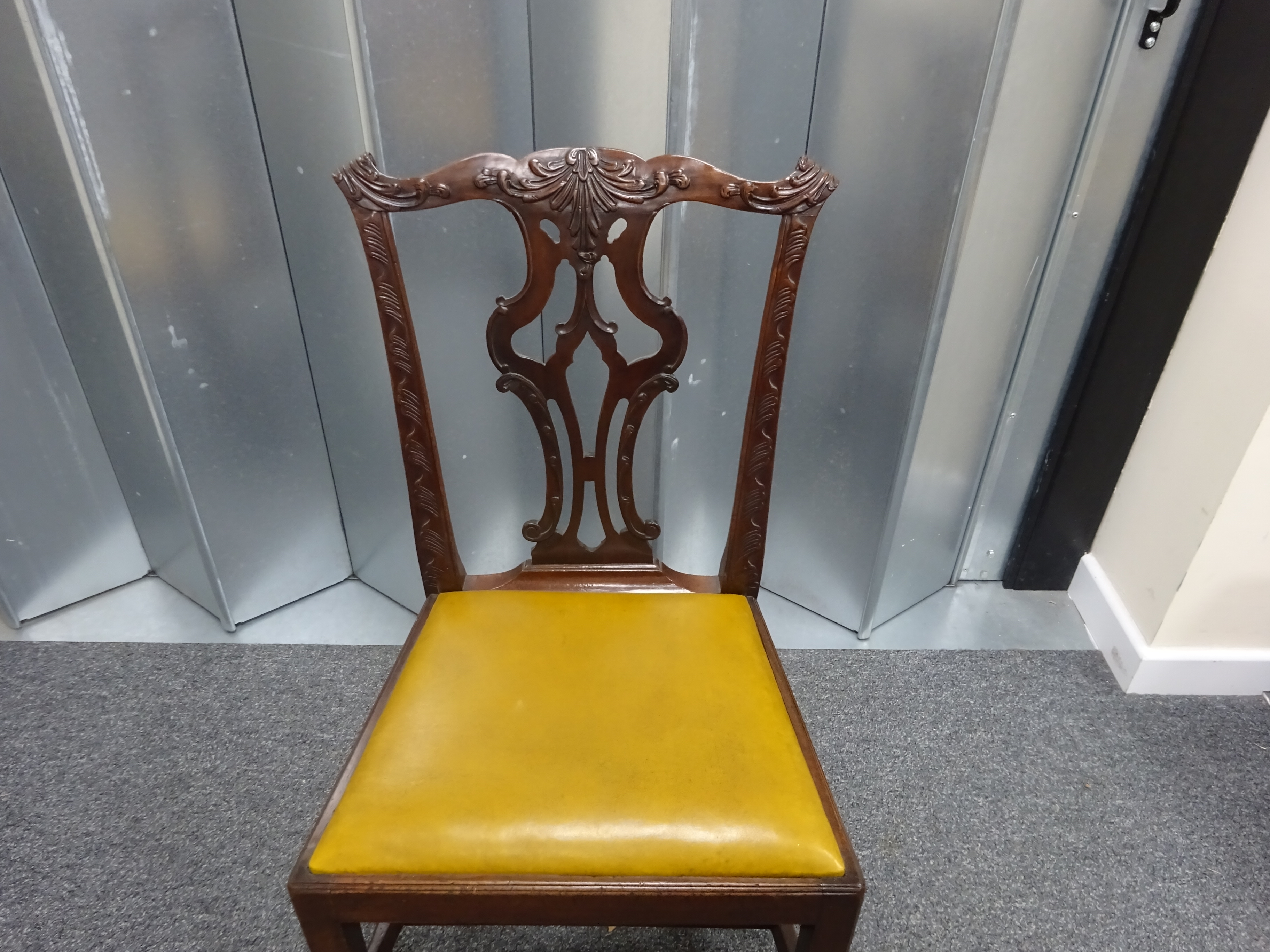 A SET OF SIX EARLY GEORGE III MAHOGANY DINING CHAIRS CHIPPENDALE PERIOD, C.1760-70 each with a - Bild 29 aus 73