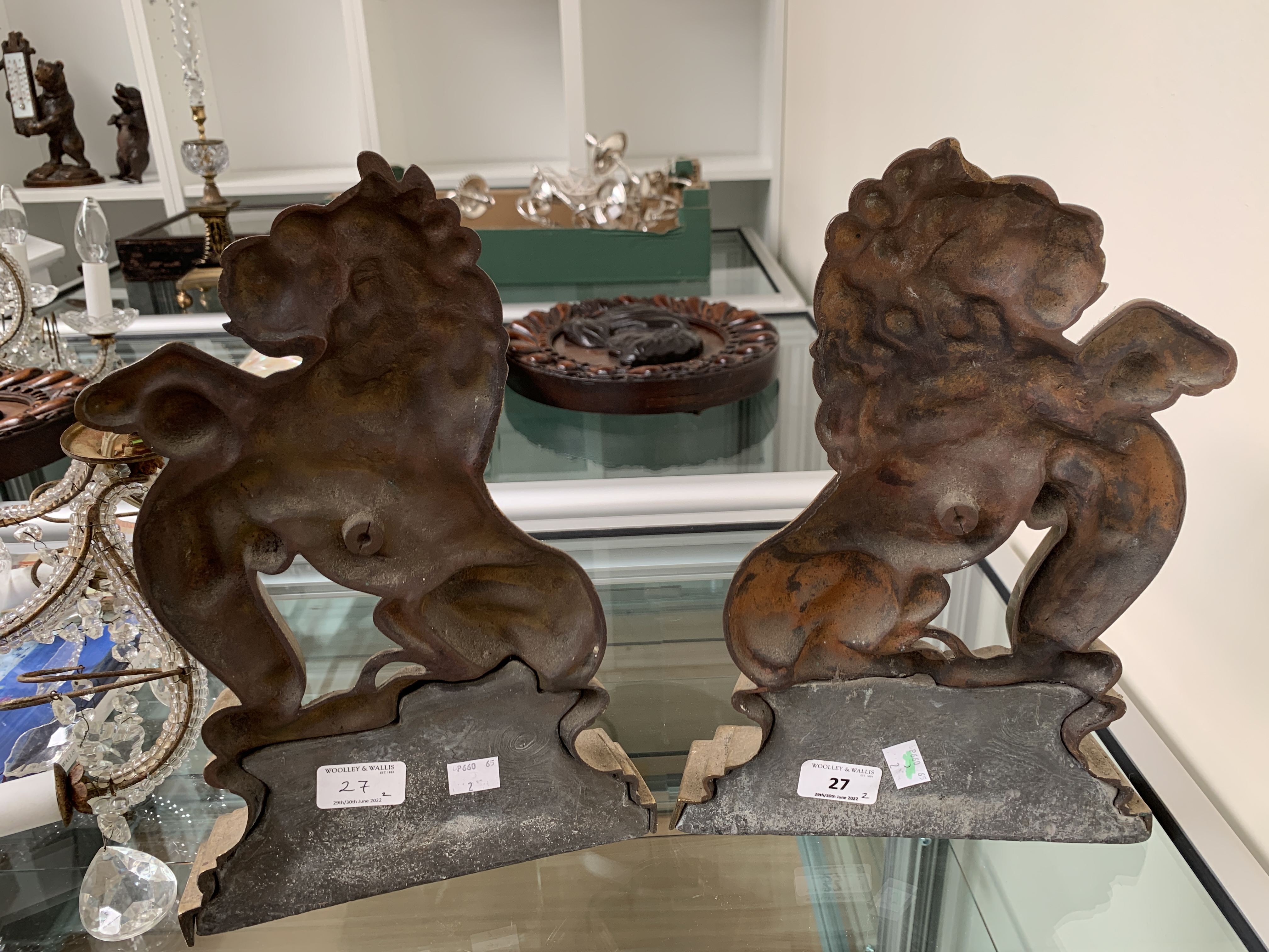 A PAIR OF VICTORIAN BRASS RAMPANT LION DOORSTOPS C.1870 facing left and right, with their front paws - Bild 14 aus 14