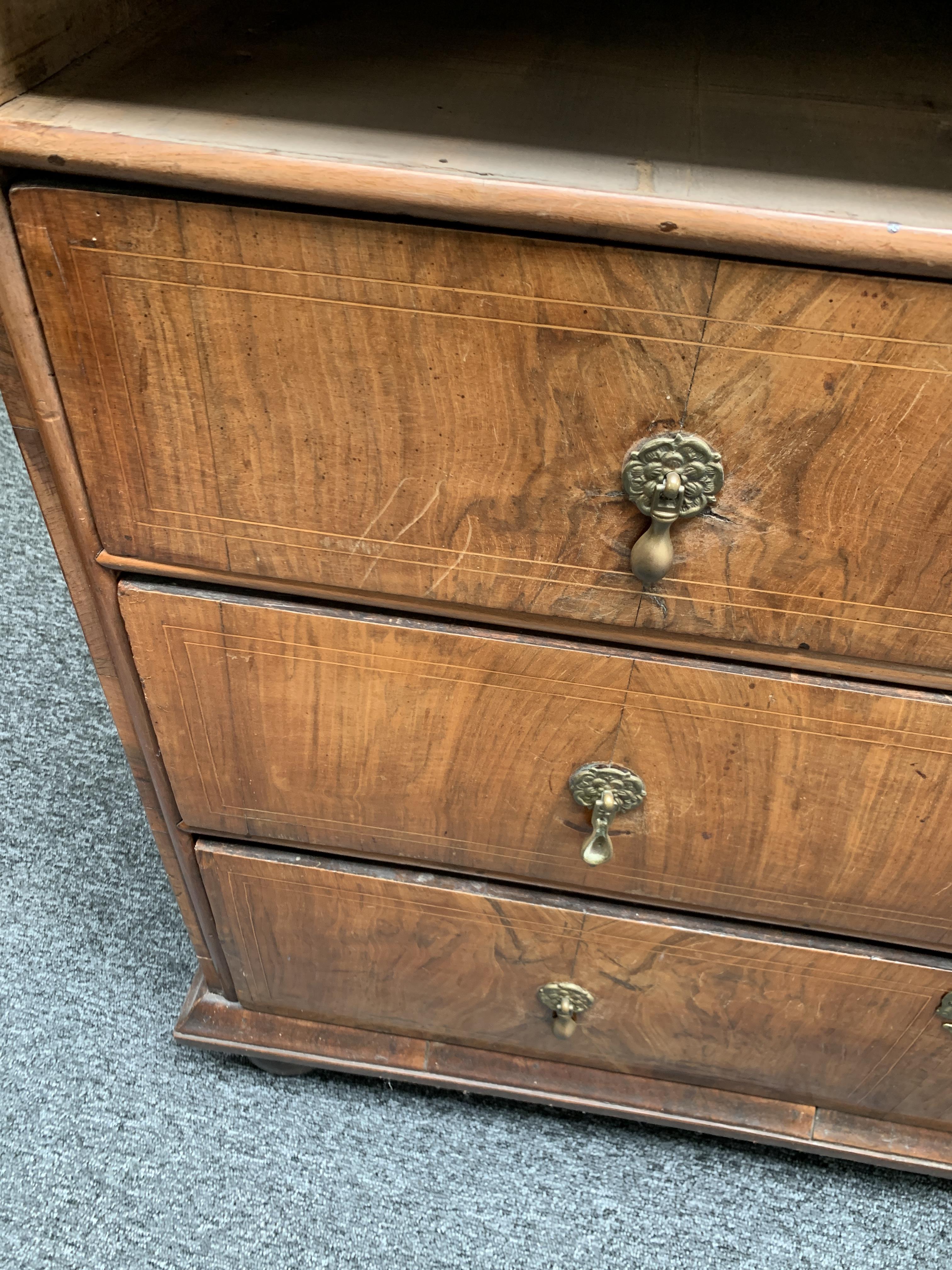 A QUEEN ANNE WALNUT CHEST EARLY 18TH CENTURY inlaid with boxwood stringing, the quarter veneered - Bild 13 aus 16