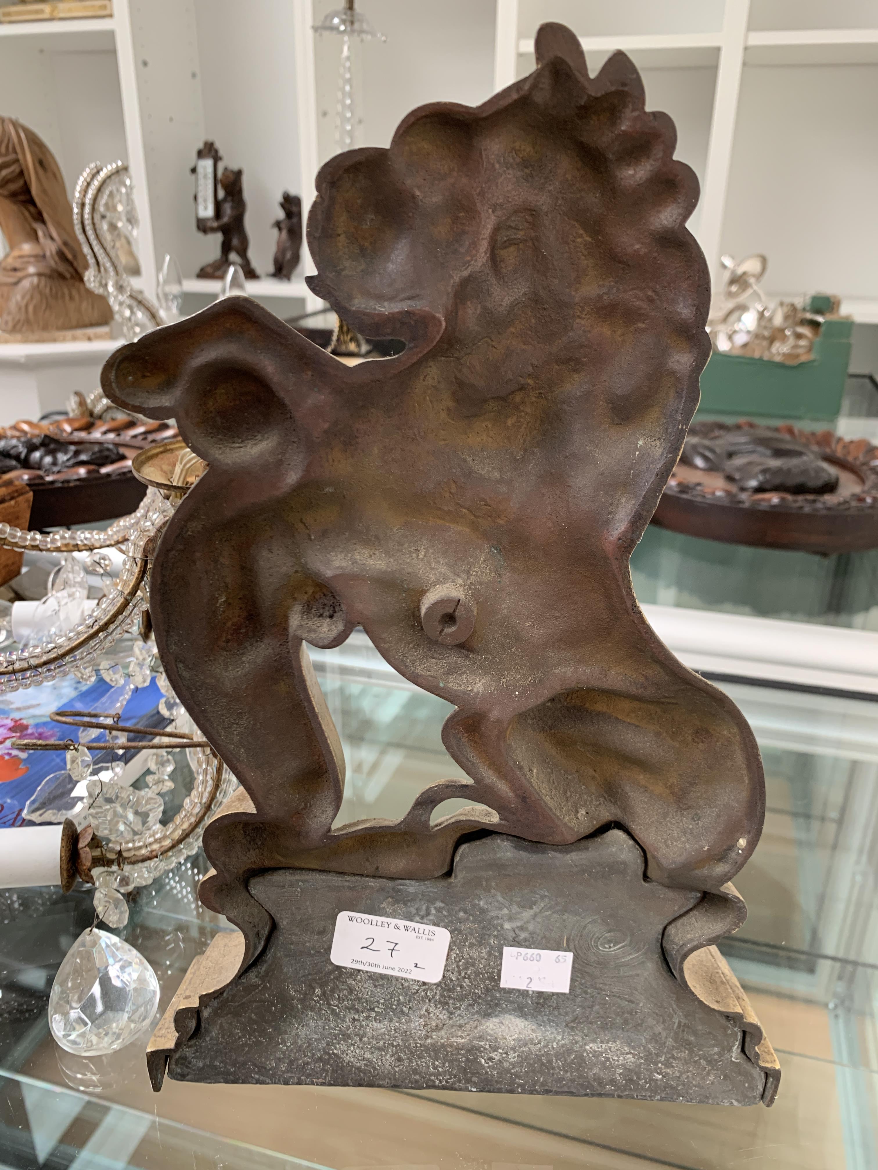 A PAIR OF VICTORIAN BRASS RAMPANT LION DOORSTOPS C.1870 facing left and right, with their front paws - Bild 8 aus 14