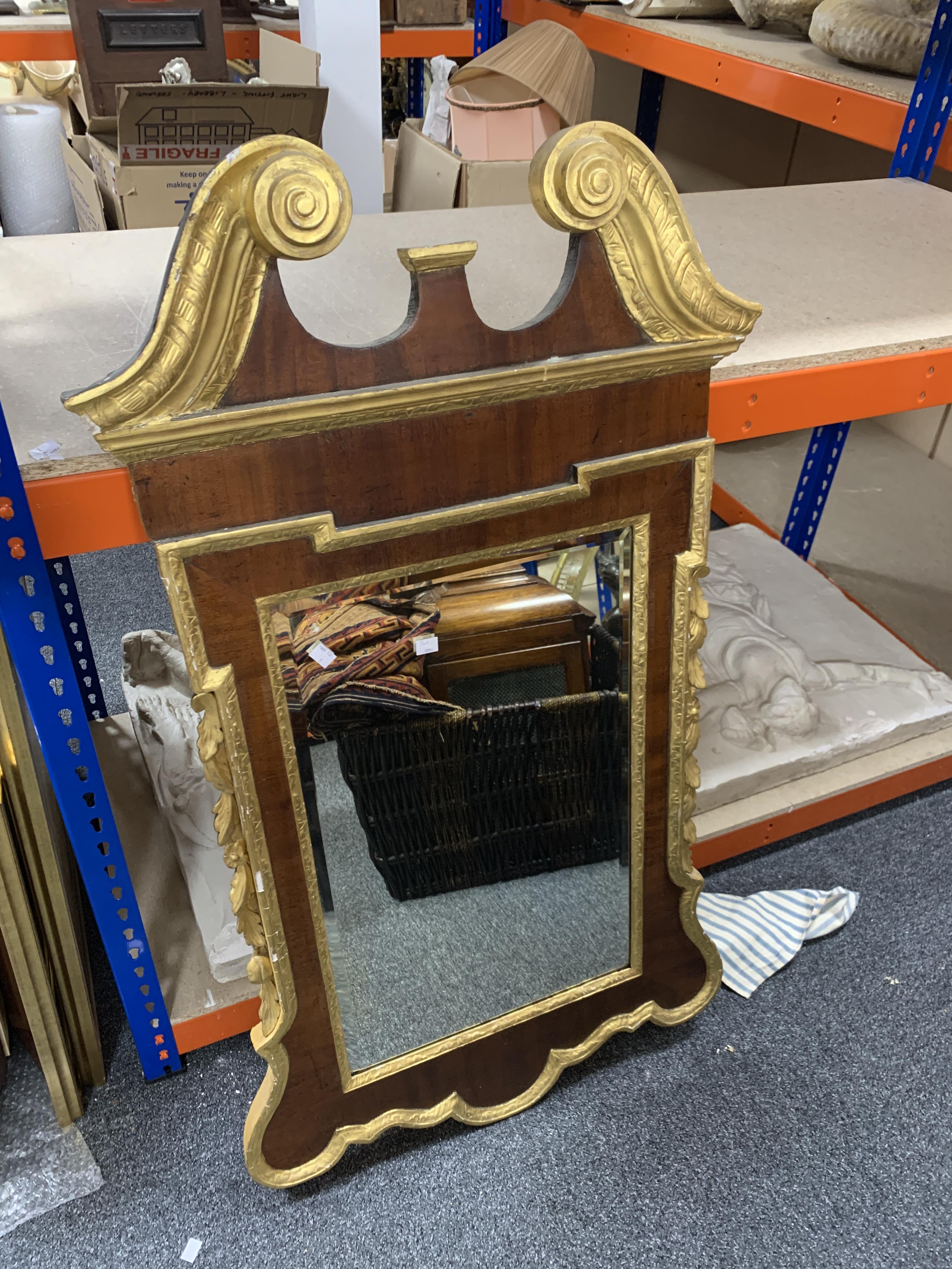 A GEORGE II MAHOGANY AND GILTWOOD WALL MIRROR C.1735-40 the later bevelled plate within a carved - Bild 6 aus 16