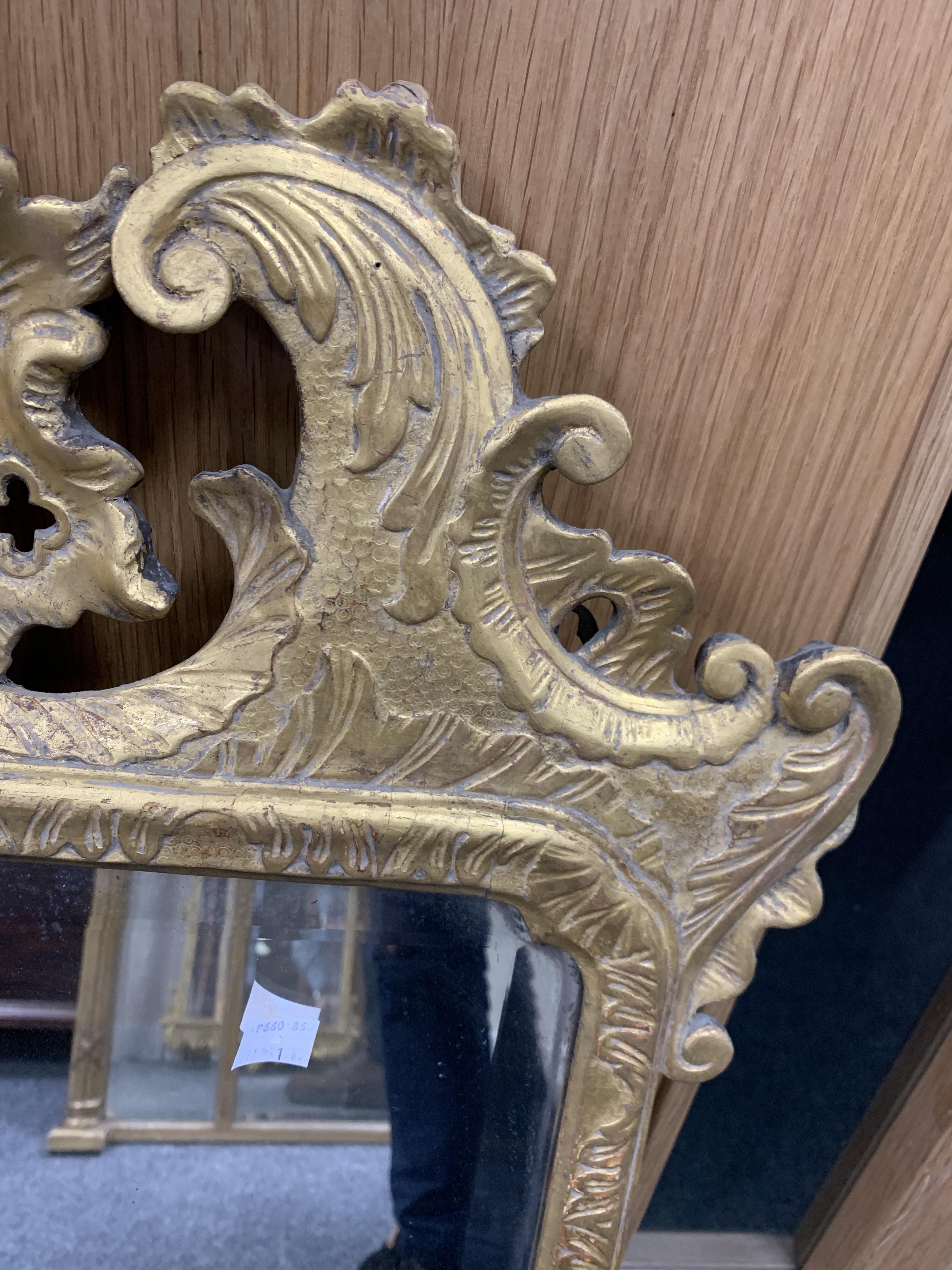 A GEORGE II GILTWOOD WALL MIRROR C.1735 the later arched bevelled plate within a leaf carved - Bild 6 aus 14