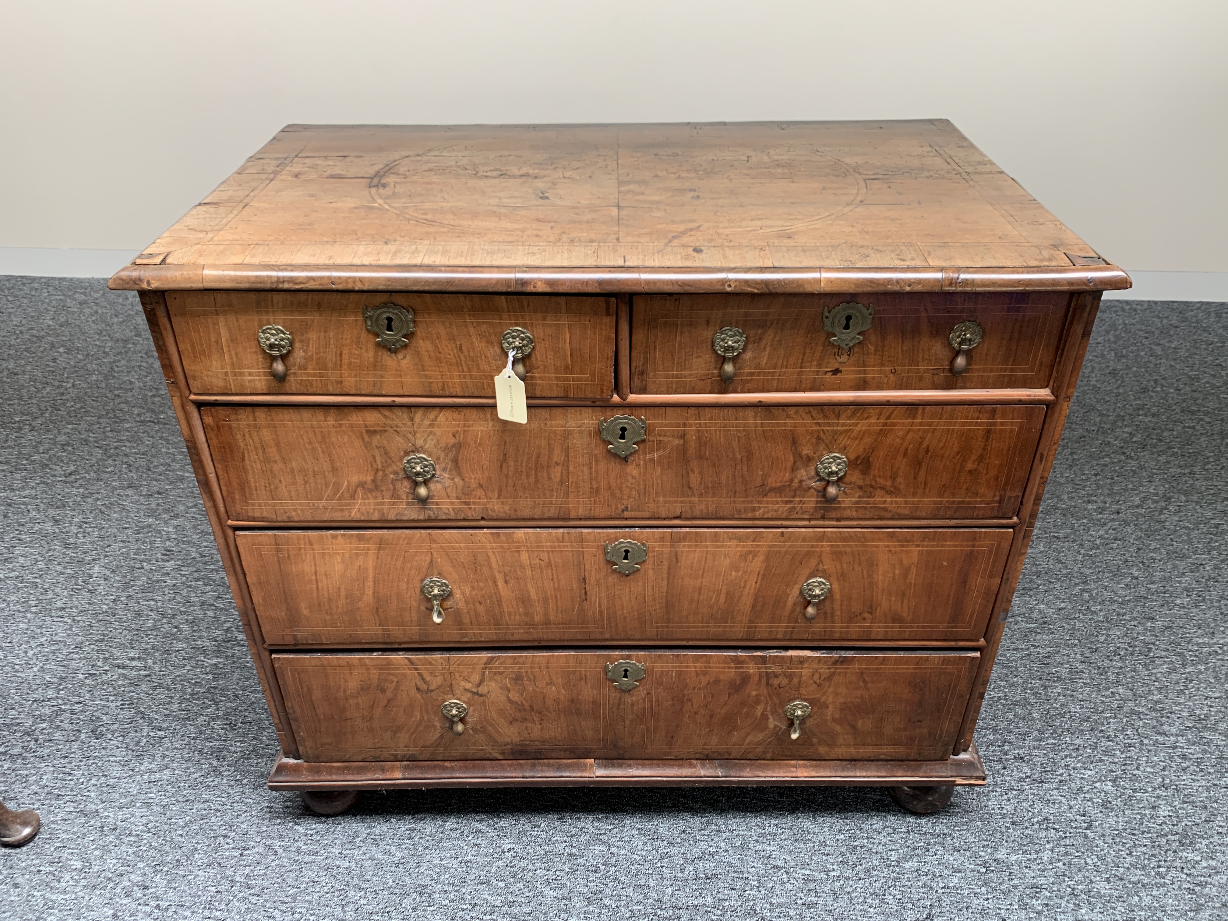 A QUEEN ANNE WALNUT CHEST EARLY 18TH CENTURY inlaid with boxwood stringing, the quarter veneered - Bild 2 aus 16