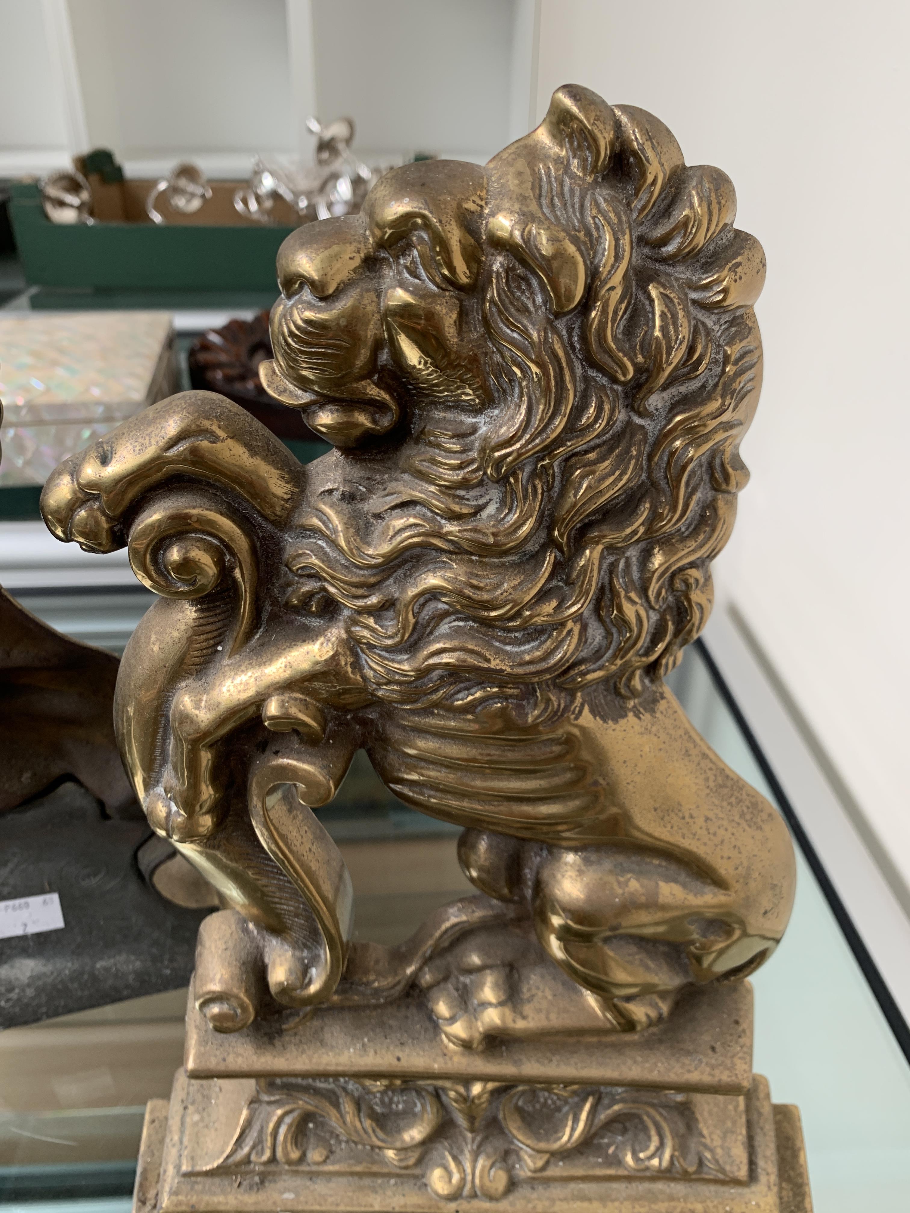 A PAIR OF VICTORIAN BRASS RAMPANT LION DOORSTOPS C.1870 facing left and right, with their front paws - Bild 12 aus 14