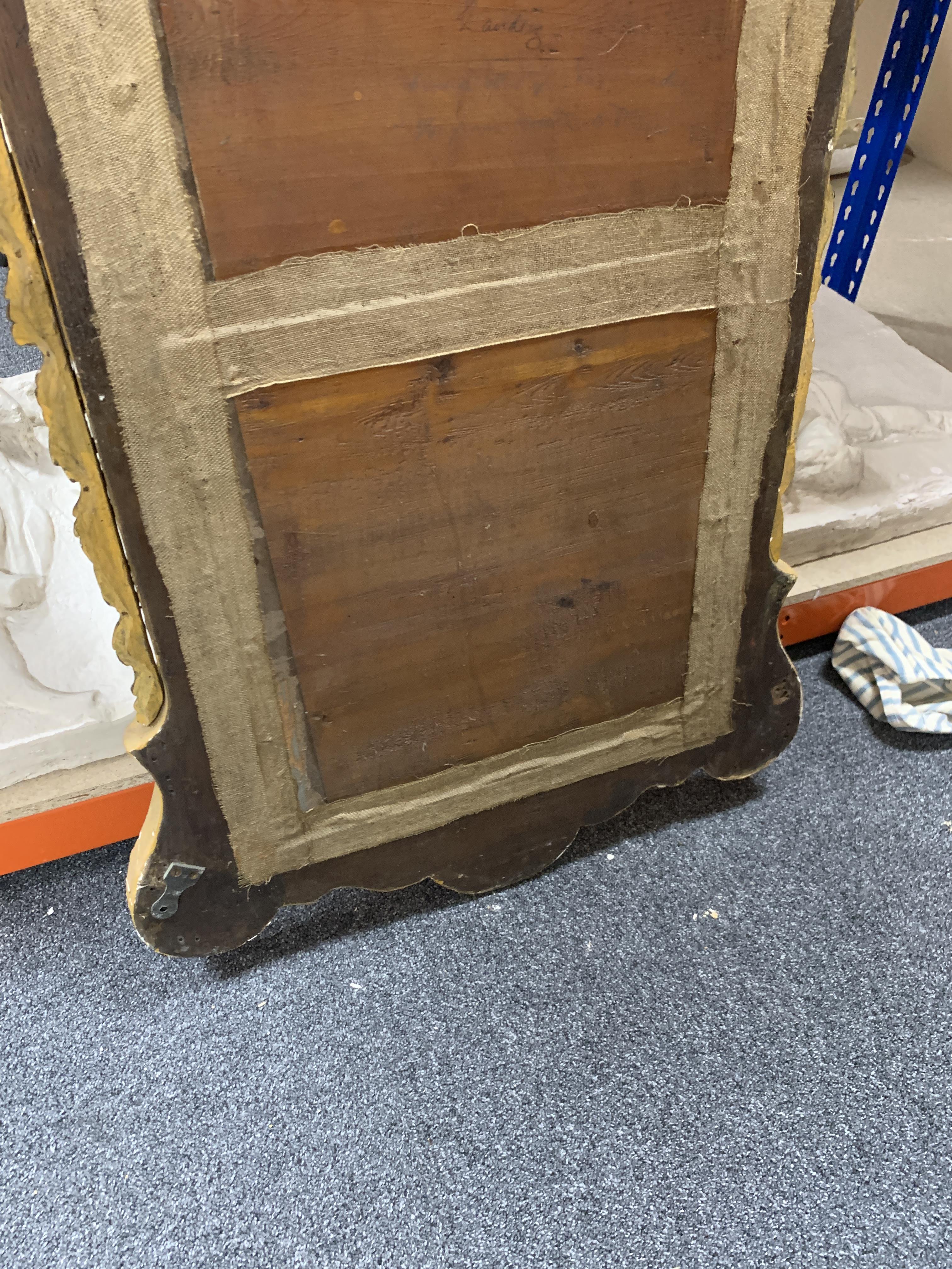 A GEORGE II MAHOGANY AND GILTWOOD WALL MIRROR C.1735-40 the later bevelled plate within a carved - Bild 16 aus 16