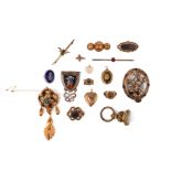 A mixed group of jewellery, including a Victorian gold mourning locket, a gold mourning ring (
