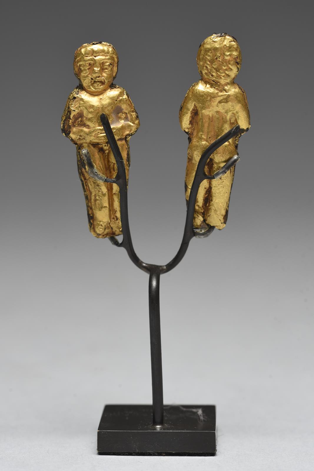 Two Chimu figural pendants Peru resin with gold leaf, one janus and all with hands folded onto the - Image 4 of 5