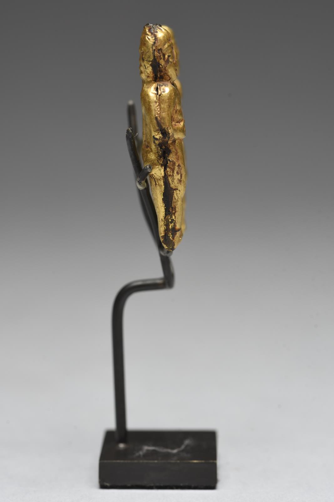 Two Chimu figural pendants Peru resin with gold leaf, one janus and all with hands folded onto the - Image 5 of 5