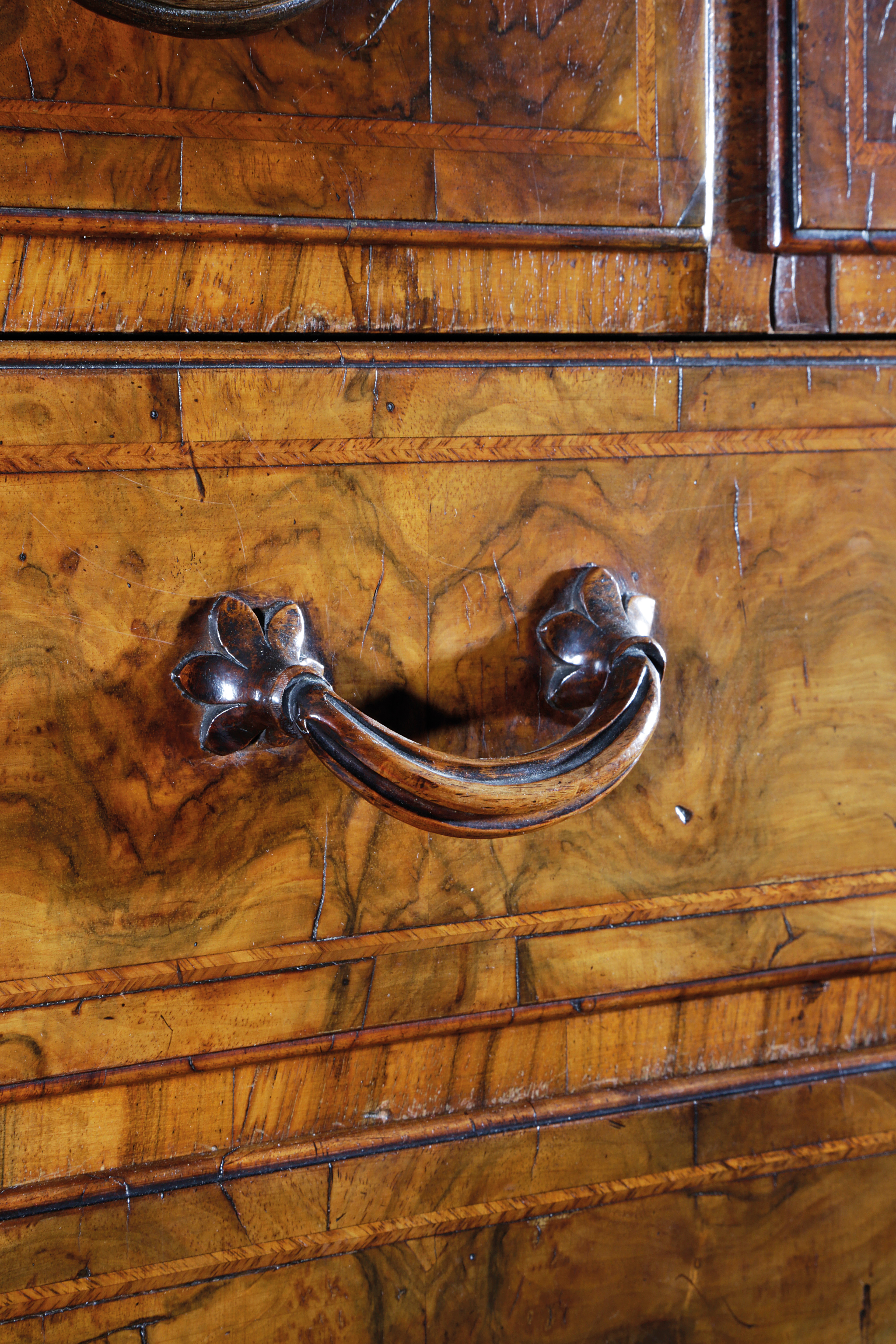 A GEORGE II BURR WALNUT SECRETAIRE CHEST ON CHEST C.1730 AND LATER with feather and crossbanding and - Bild 2 aus 2