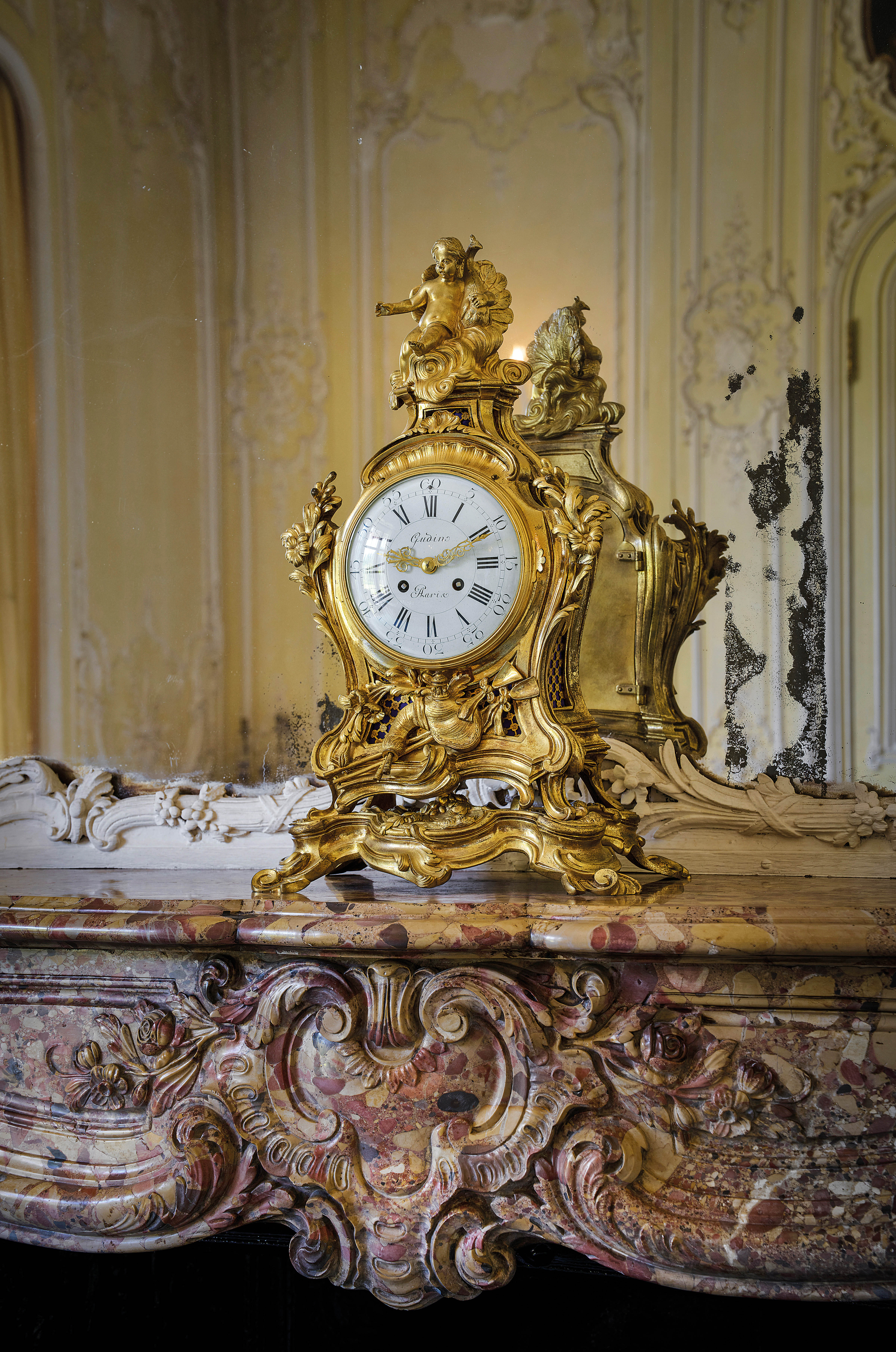 A FRENCH ORMOLU MANTEL CLOCK IN LOUIS XV STYLE, 19TH CENTURY the brass drum movement with an outside