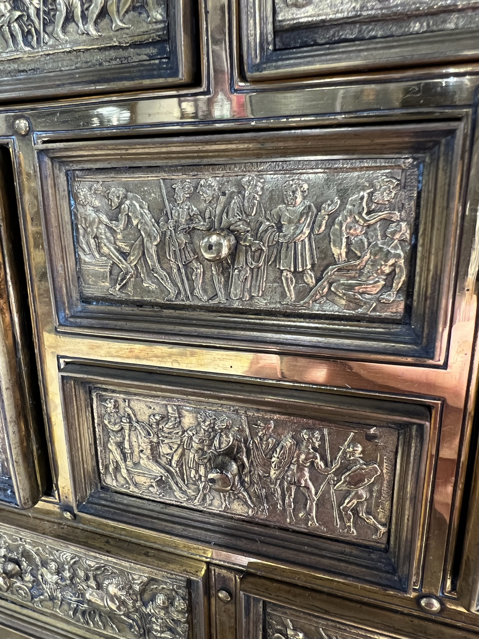 A SOUTH GERMAN GILT COPPER TABLE CABINET PROBABLY AUGSBURG, LATE 16TH CENTURY with engraved and - Bild 18 aus 30