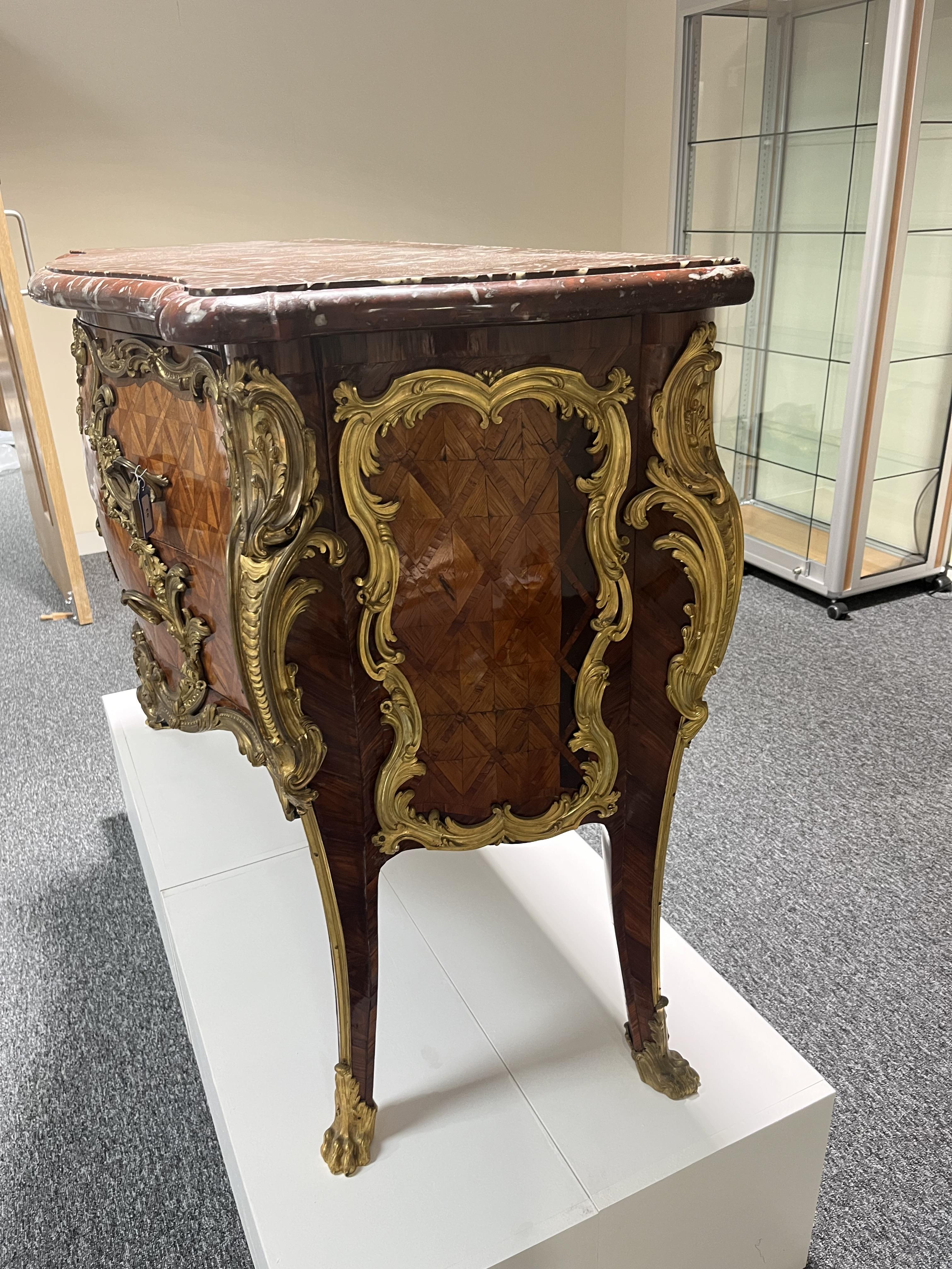 A FINE FRENCH LOUIS XV KINGWOOD AND ORMOLU MOUNTED SERPENTINE BOMBE COMMODE ATTRIBUTED TO GILLES - Image 8 of 36