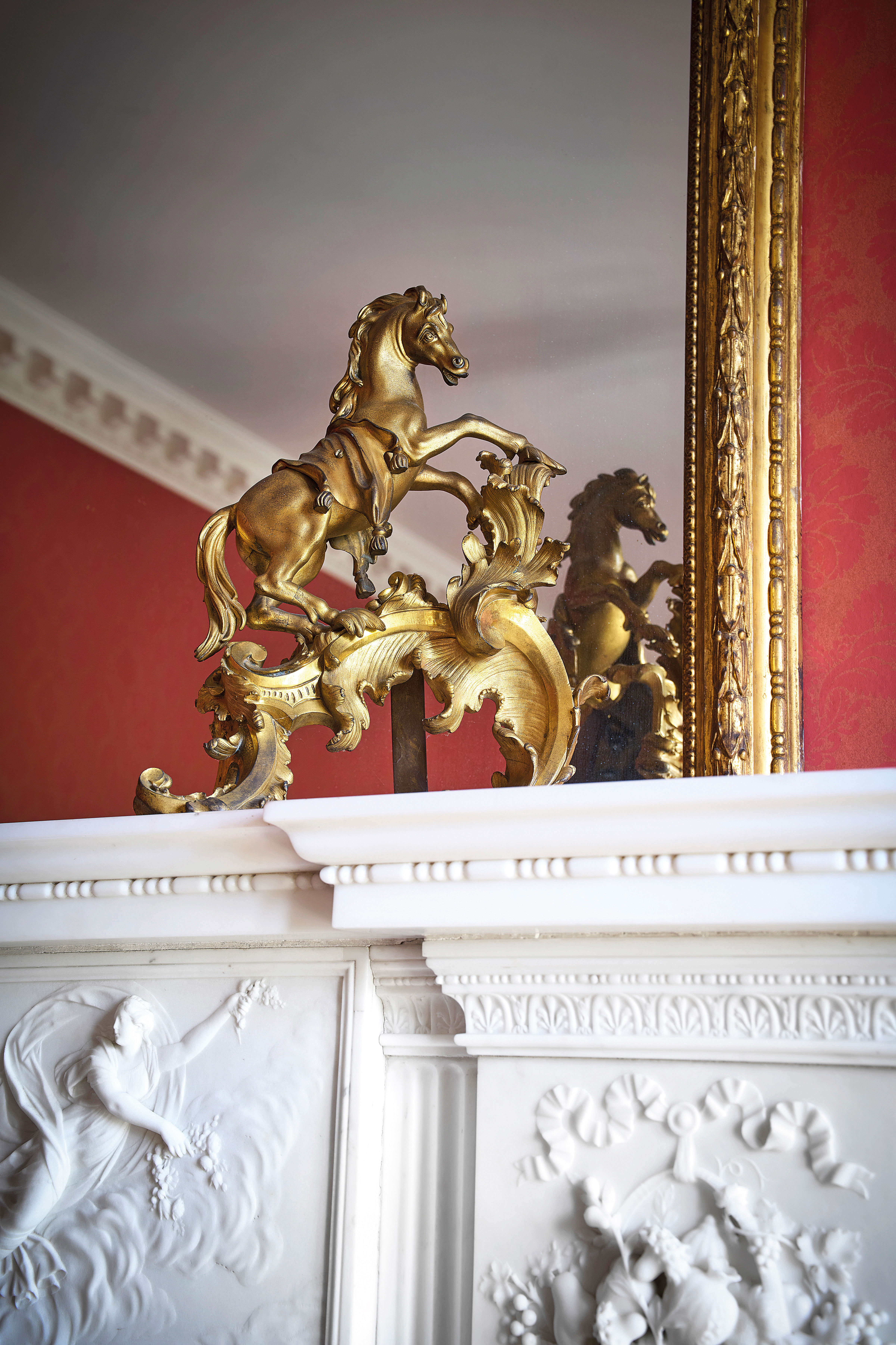 'THE ROTHSCHILD CHEVAUX MARINS CHENETS' A RARE PAIR OF LOUIS XV ORMOLU SEAHORSE CHENETS, CHEVAUX - Bild 2 aus 4