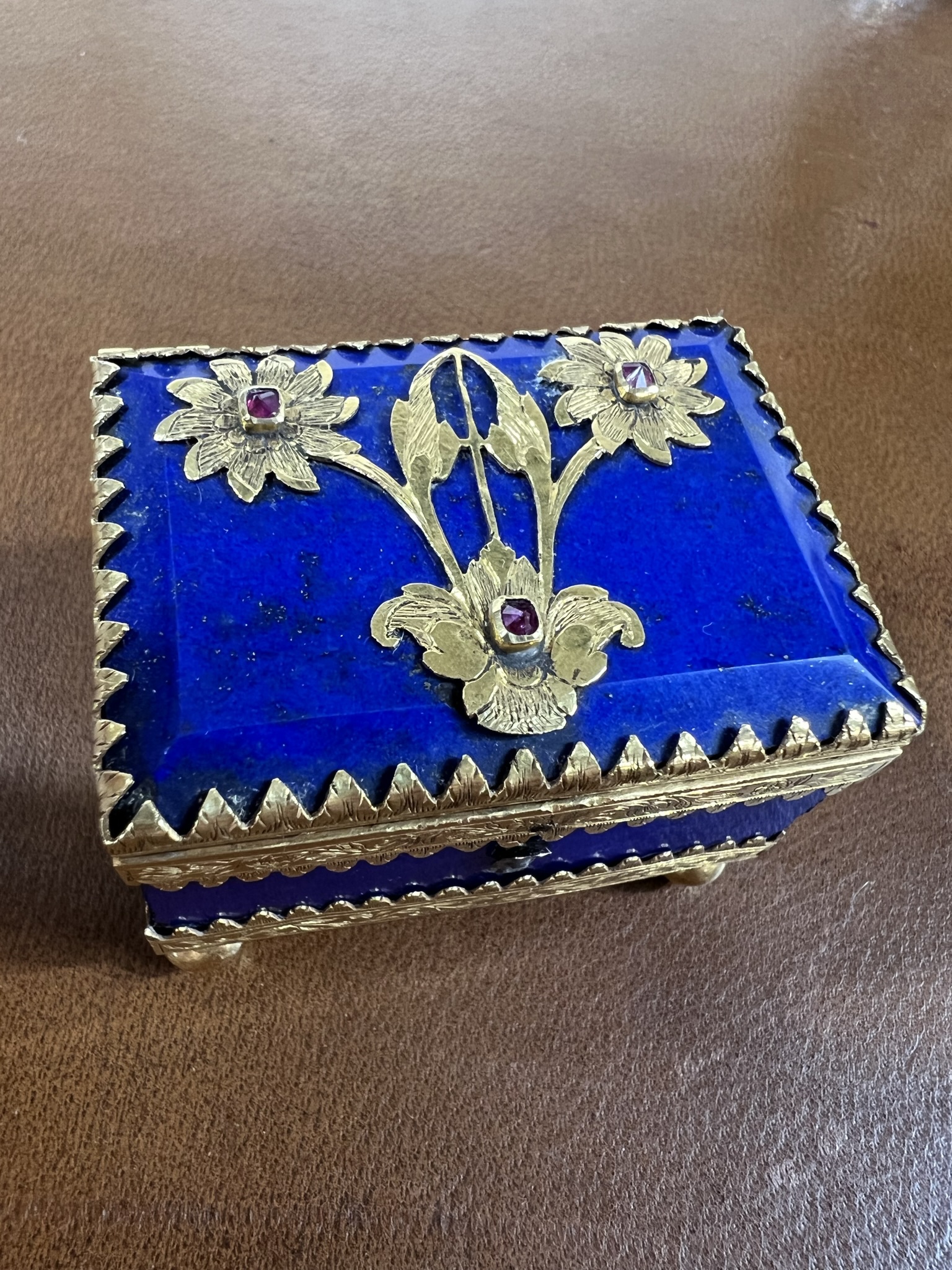 A SMALL LAPIS LAZULI AND GOLD MOUNTED CASKET 18TH / 19TH CENTURY the chamfered hinged lid - Bild 10 aus 12