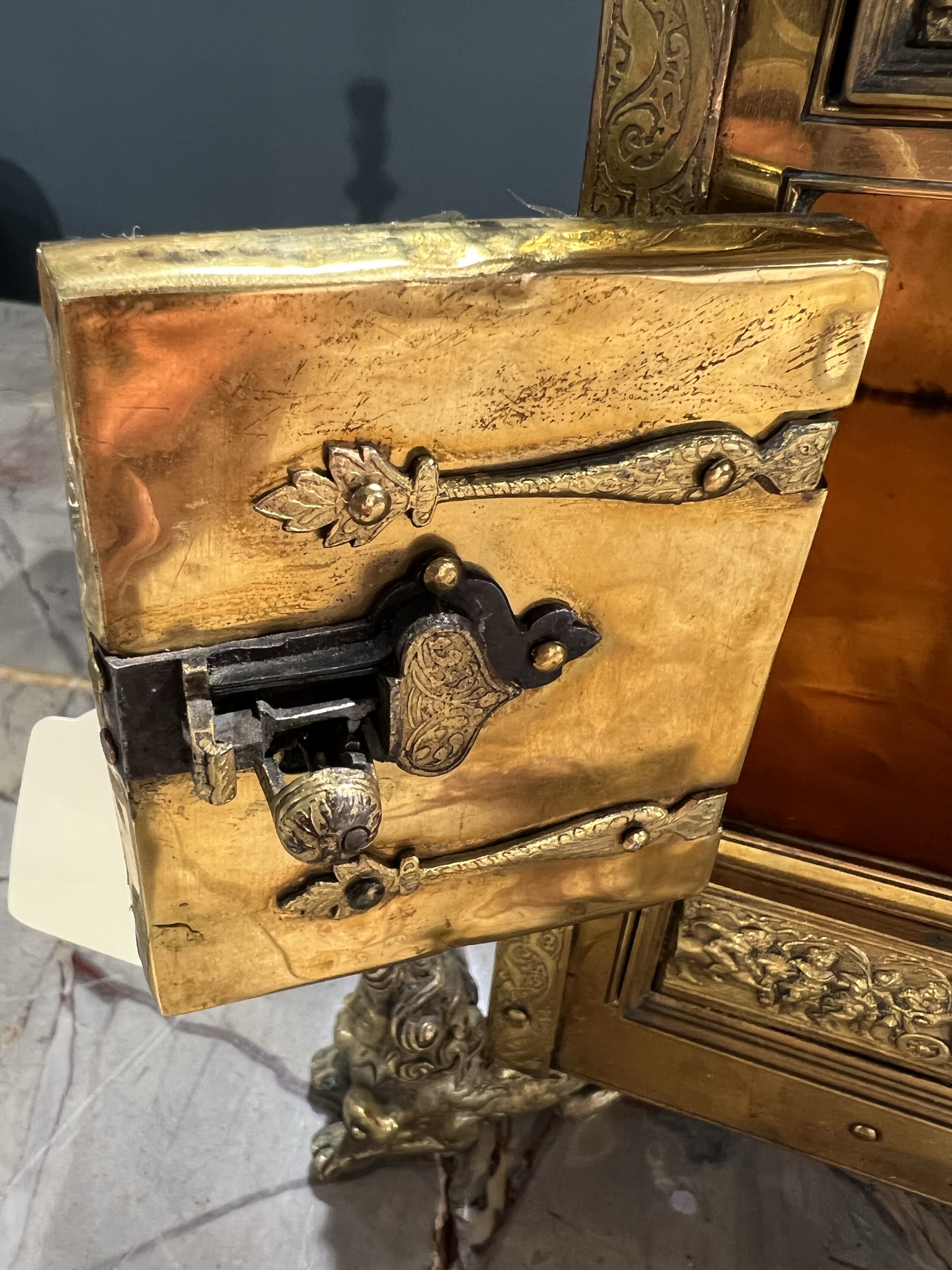 A SOUTH GERMAN GILT COPPER TABLE CABINET PROBABLY AUGSBURG, LATE 16TH CENTURY with engraved and - Bild 14 aus 30