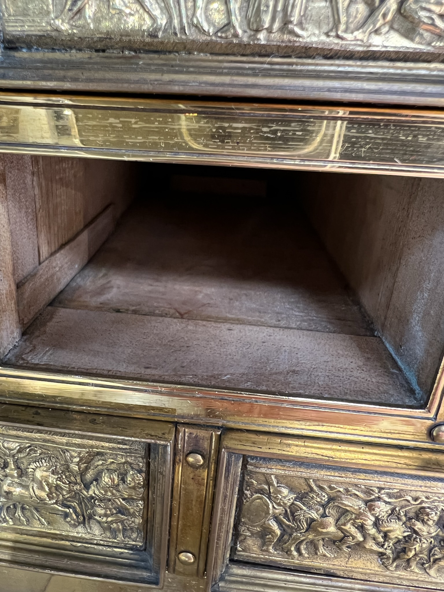 A SOUTH GERMAN GILT COPPER TABLE CABINET PROBABLY AUGSBURG, LATE 16TH CENTURY with engraved and - Bild 15 aus 30