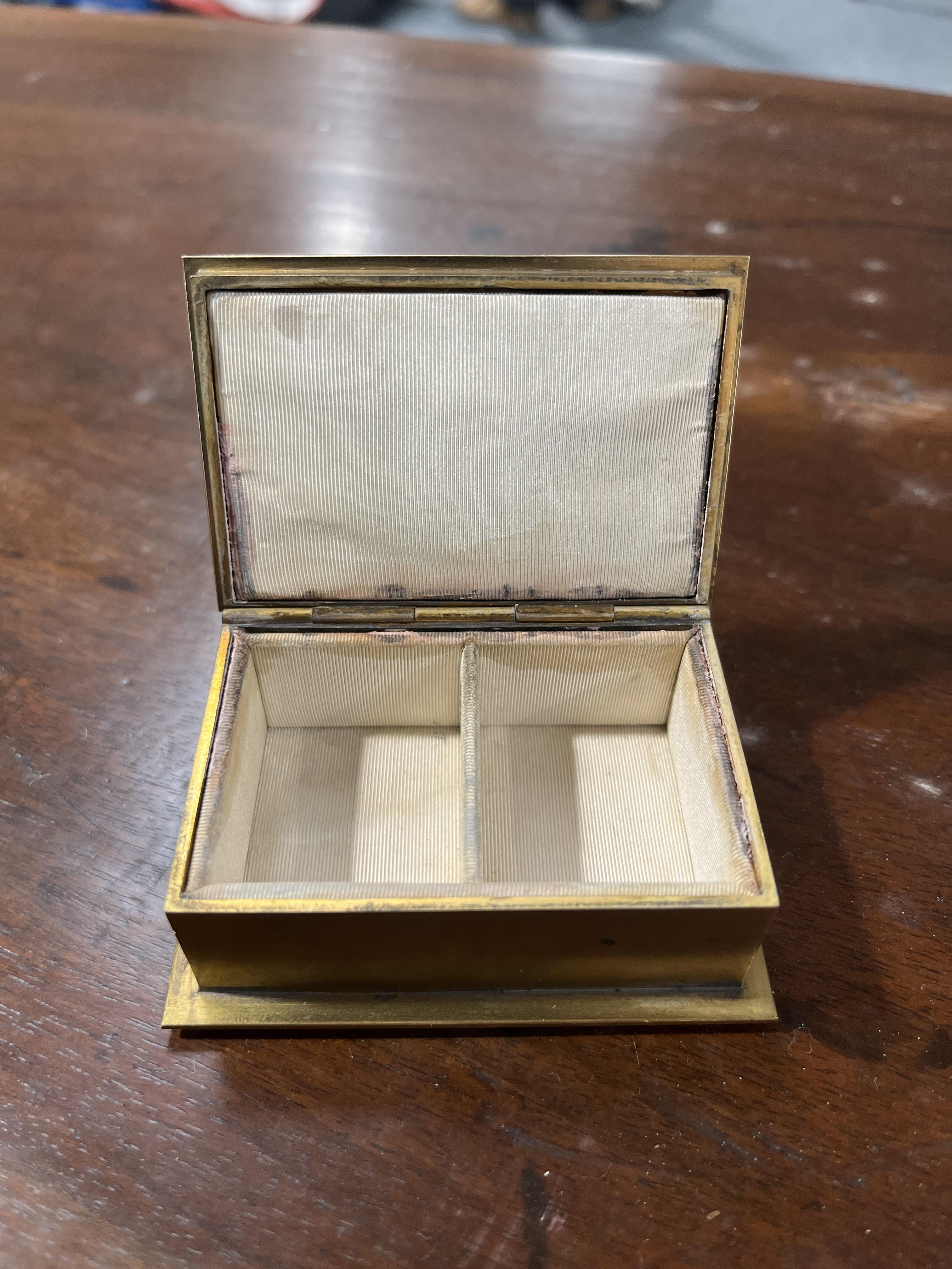 AN EDWARDIAN SILVER-GILT DOUBLE STAMP BOX BY J BATSON & SON, LONDON, 1901 of tapering rectangular - Bild 3 aus 3