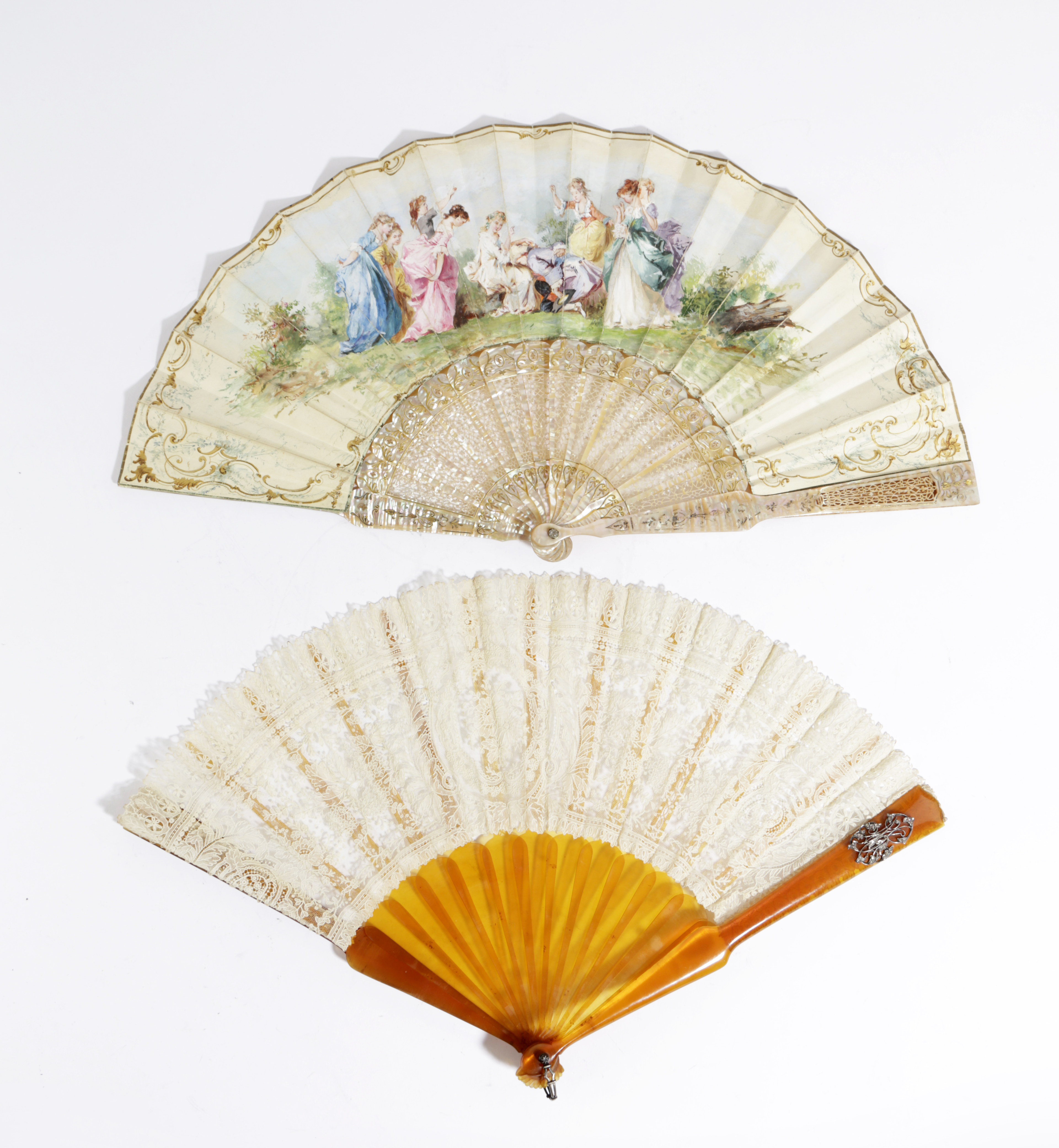 λ A LATE VICTORIAN LACE AND BLONDE TORTOISESHELL FAN BY A. RODIEN, RETAILED BY DUVELLEROY, C.1890 - Bild 2 aus 2