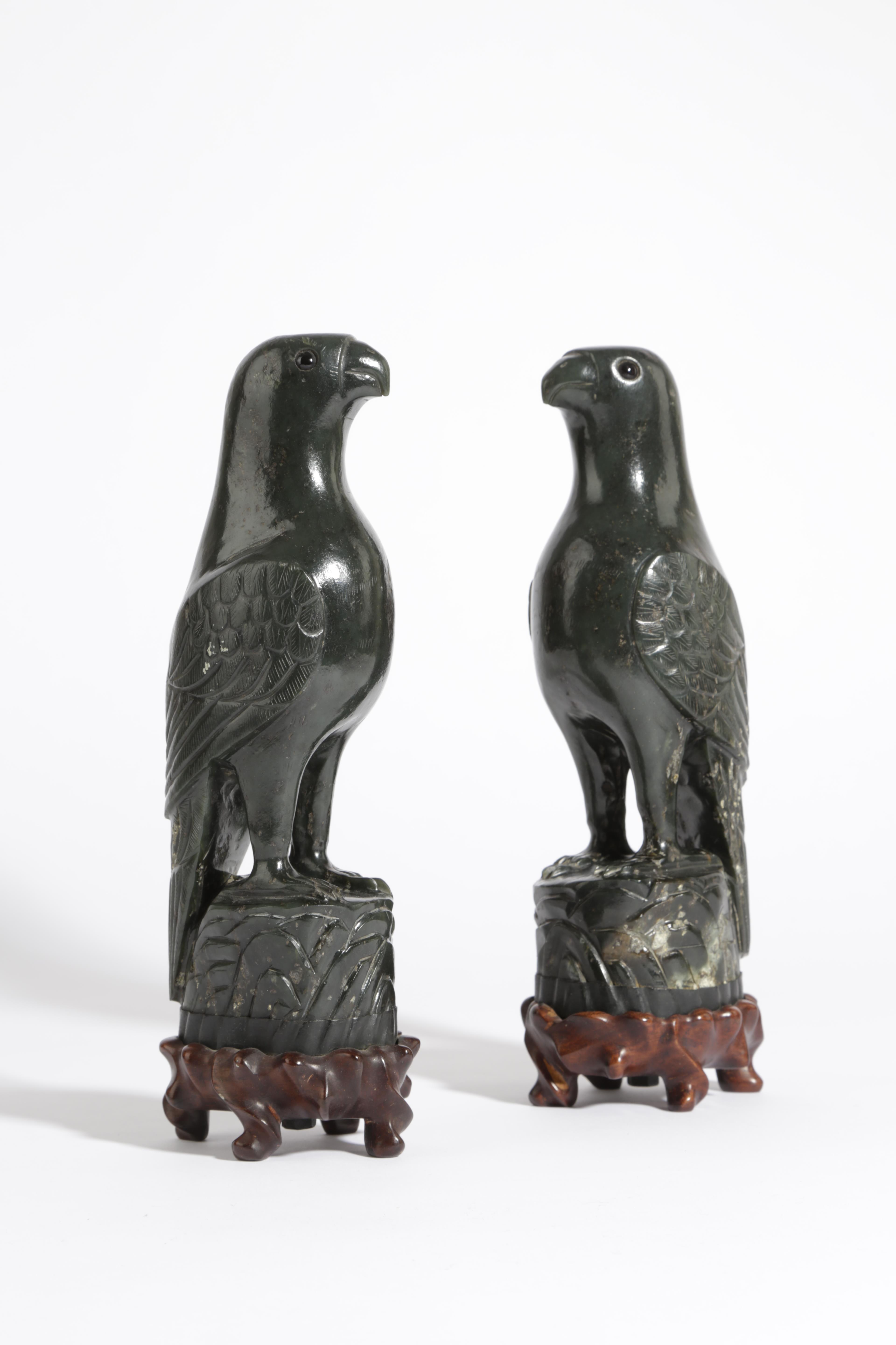 A PAIR OF CHINESE AMBER STYLE TUFTED DUCKS 20TH CENTURY modelled squatting on the ground, on pierced - Bild 3 aus 21