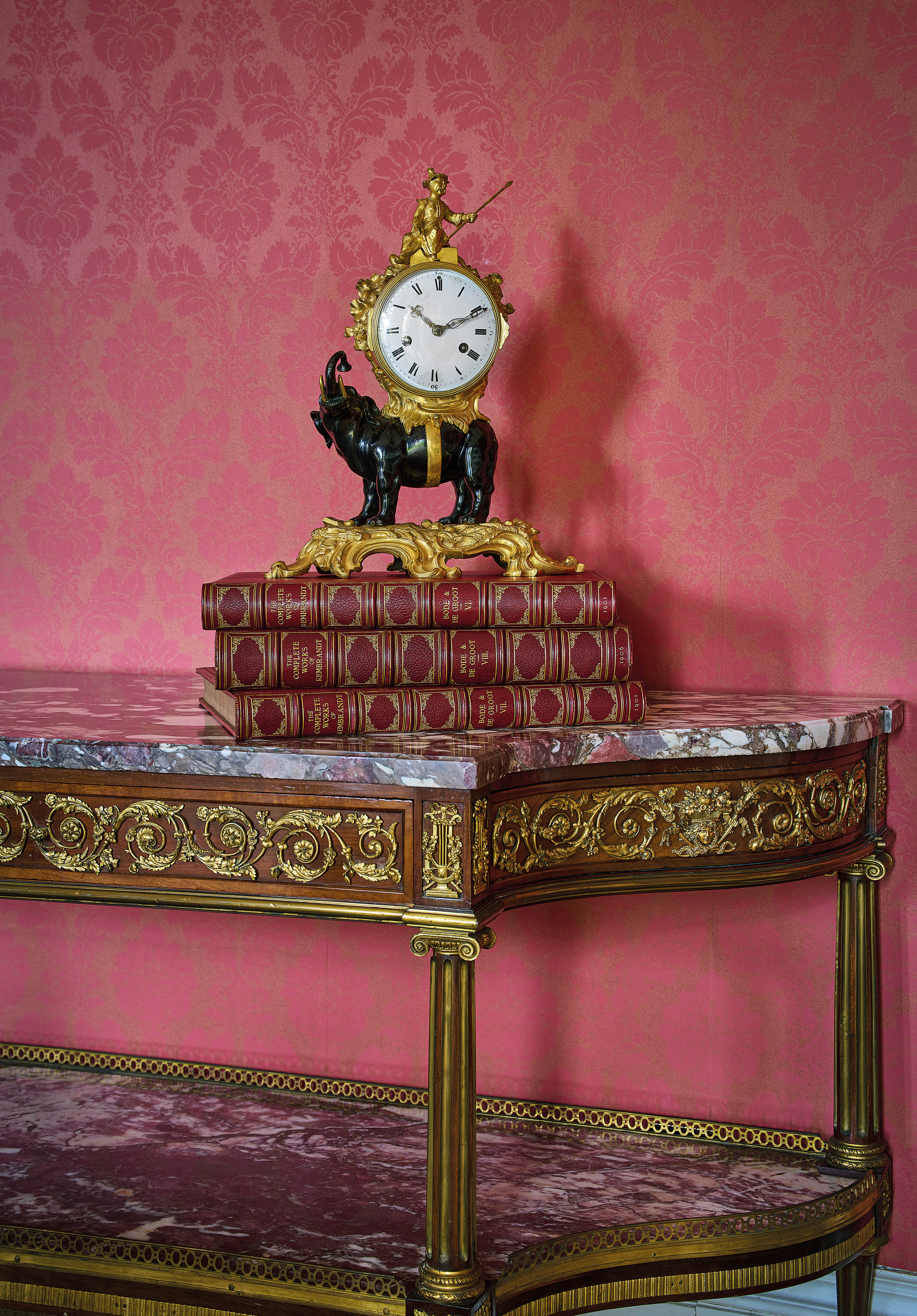 A FRENCH LOUIS XV ORMOLU AND PATINATED BRONZE ELEPHANT MANTEL CLOCK AFTER A DESIGN BY JACQUES AND - Bild 2 aus 23