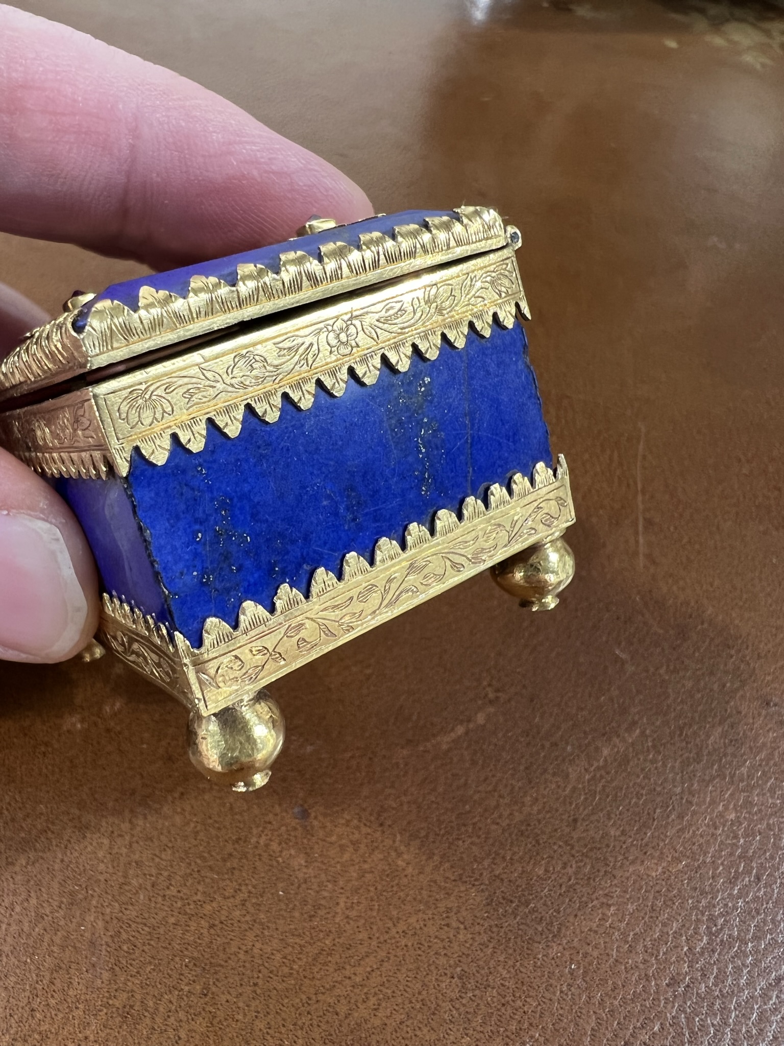 A SMALL LAPIS LAZULI AND GOLD MOUNTED CASKET 18TH / 19TH CENTURY the chamfered hinged lid - Bild 6 aus 12