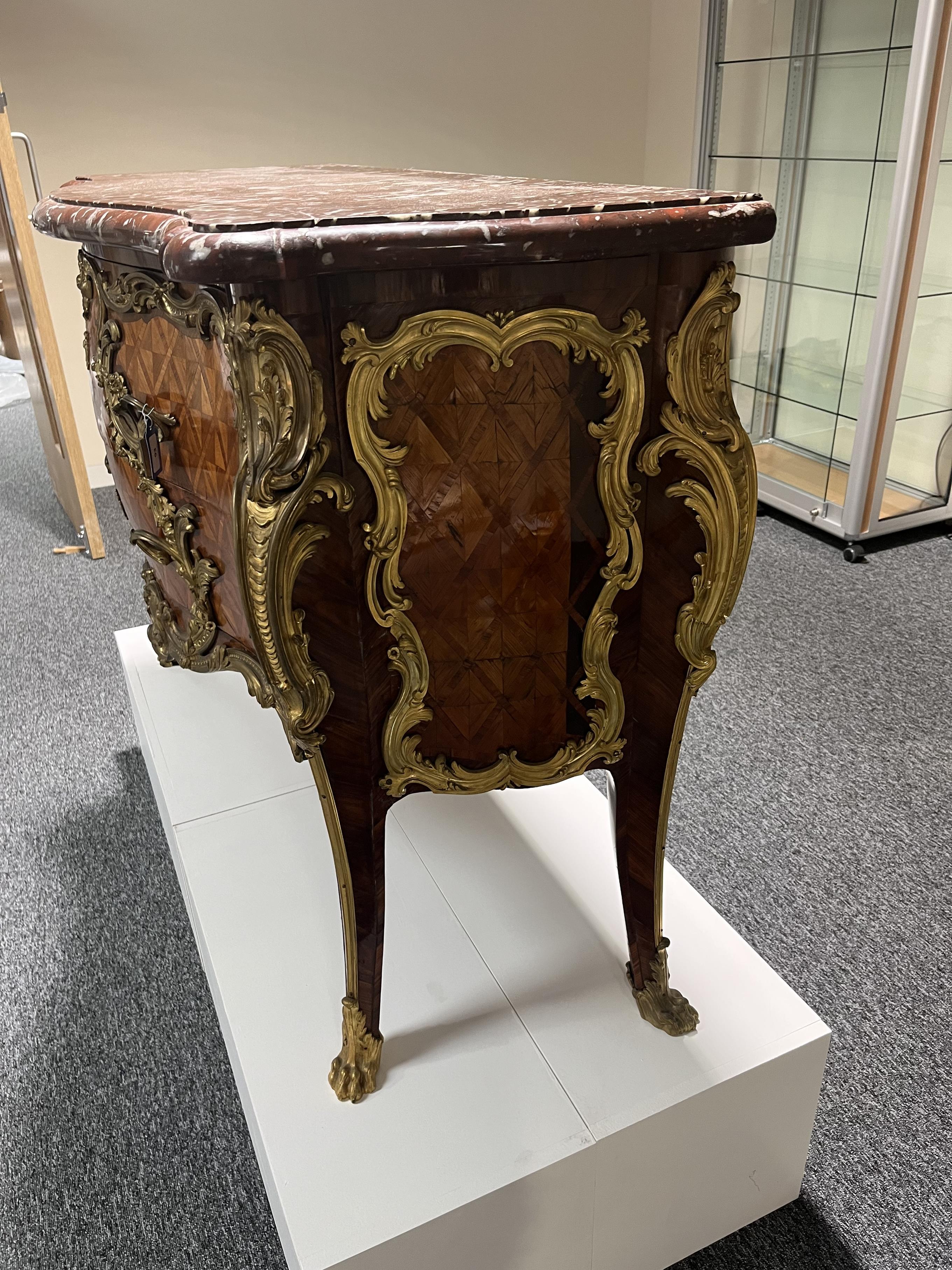 A FINE FRENCH LOUIS XV KINGWOOD AND ORMOLU MOUNTED SERPENTINE BOMBE COMMODE ATTRIBUTED TO GILLES - Image 7 of 36