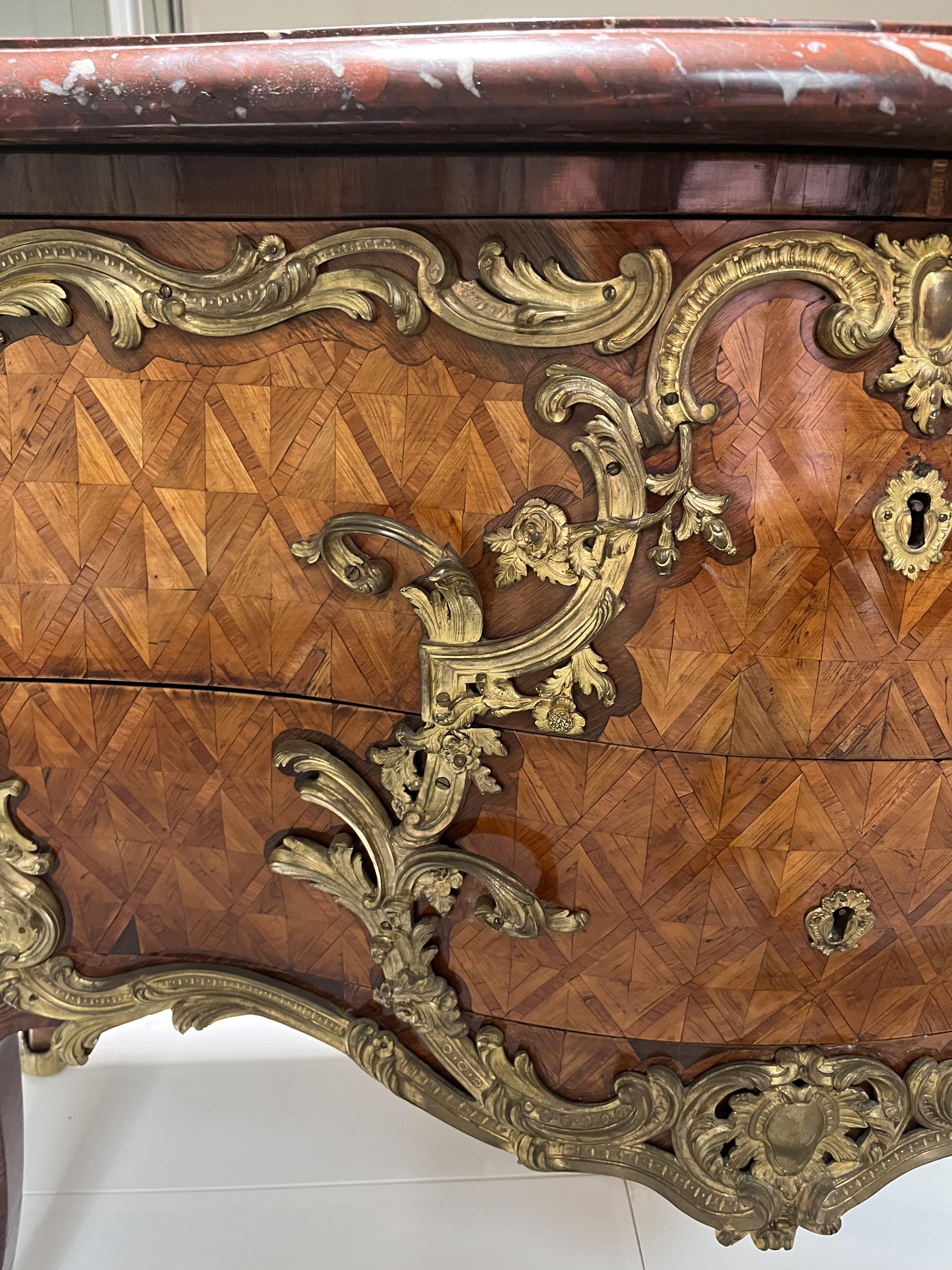 A FINE FRENCH LOUIS XV KINGWOOD AND ORMOLU MOUNTED SERPENTINE BOMBE COMMODE ATTRIBUTED TO GILLES - Image 20 of 36